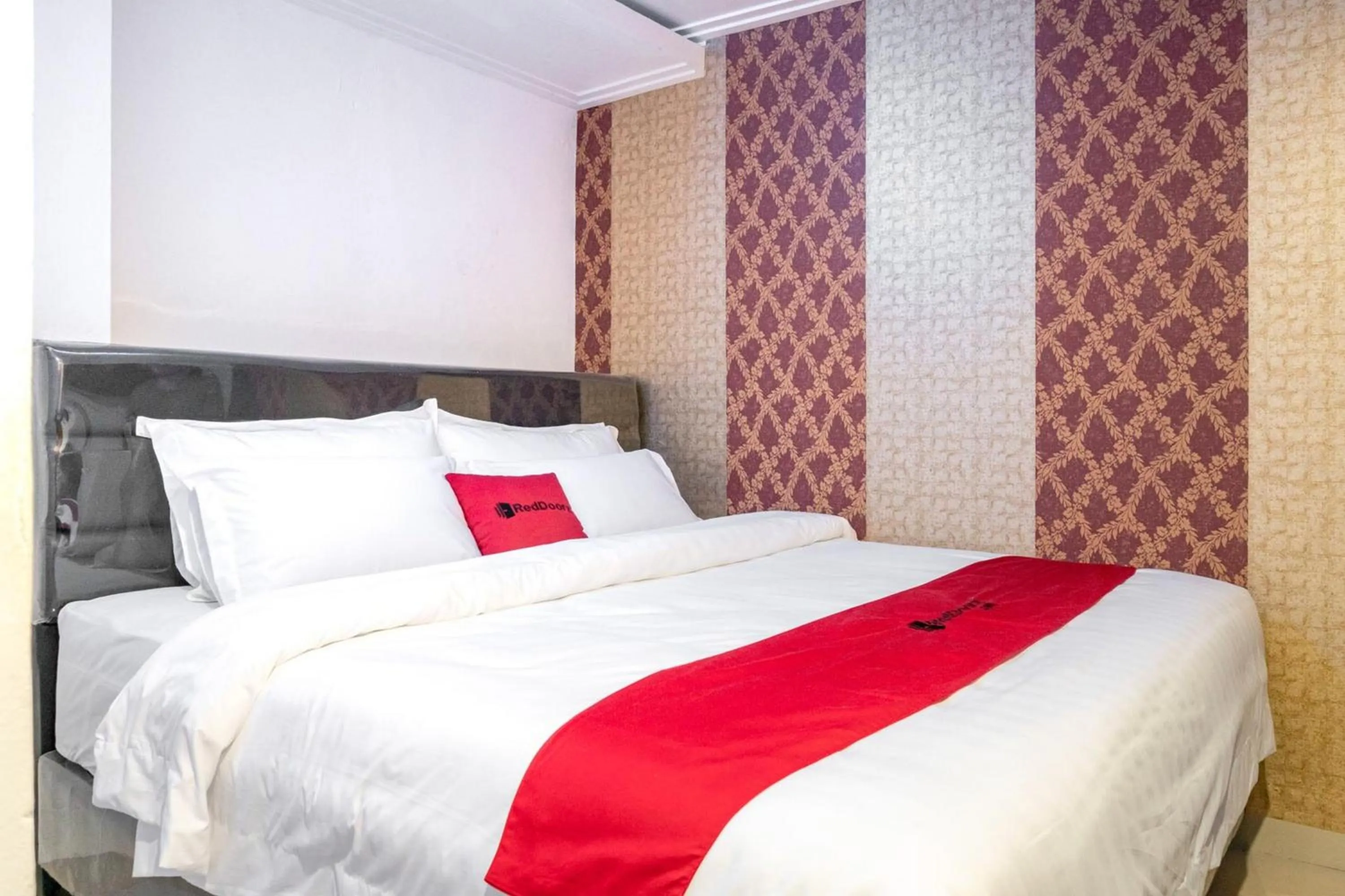 Bed in RedDoorz near Manhattan Times Square Medan 2
