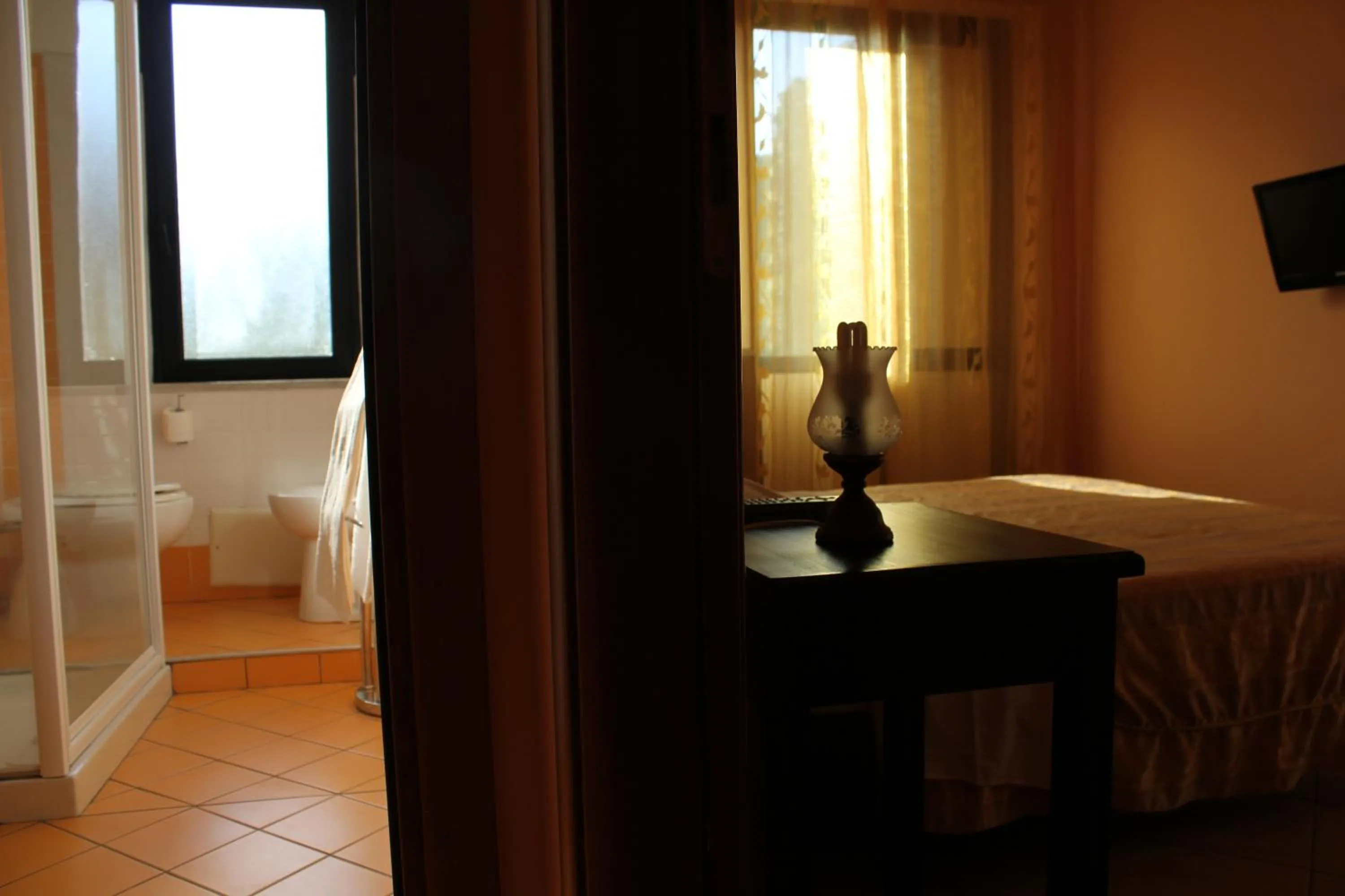 Bathroom, Bed in Hotel 106