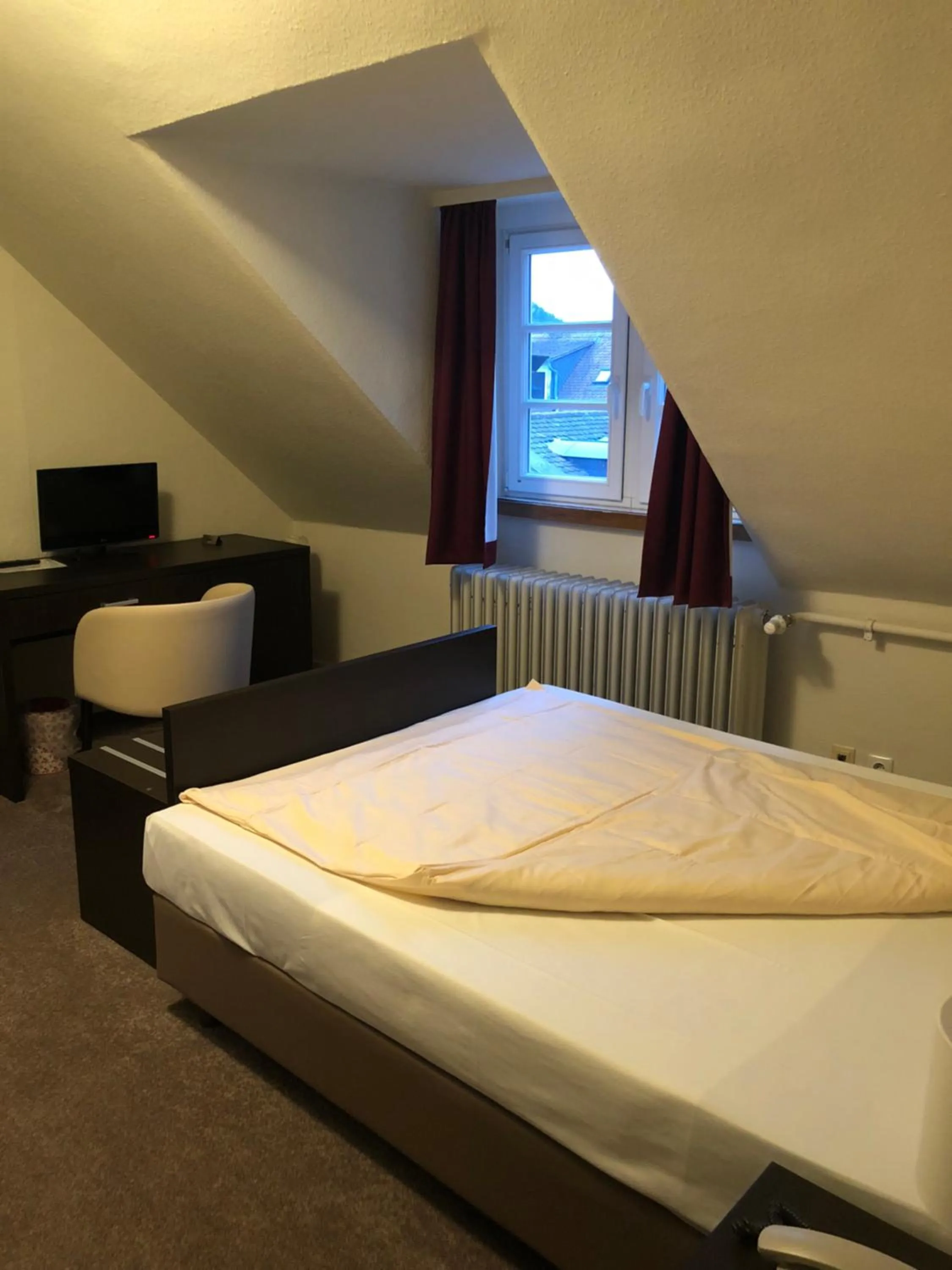 Photo of the whole room, Bed in Vier Jahreszeiten