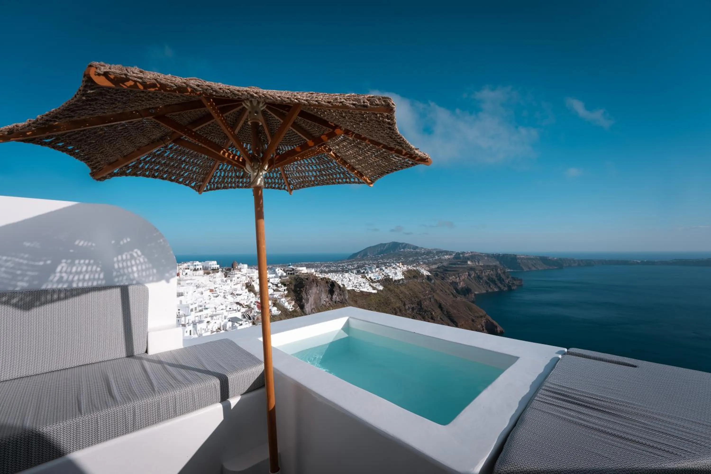 Hot Tub in Cilon Suites Santorini