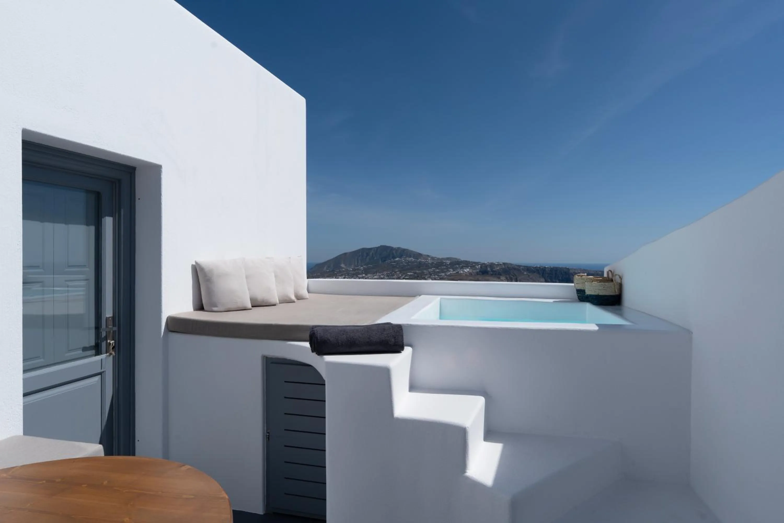 Hot Tub in Cilon Suites Santorini