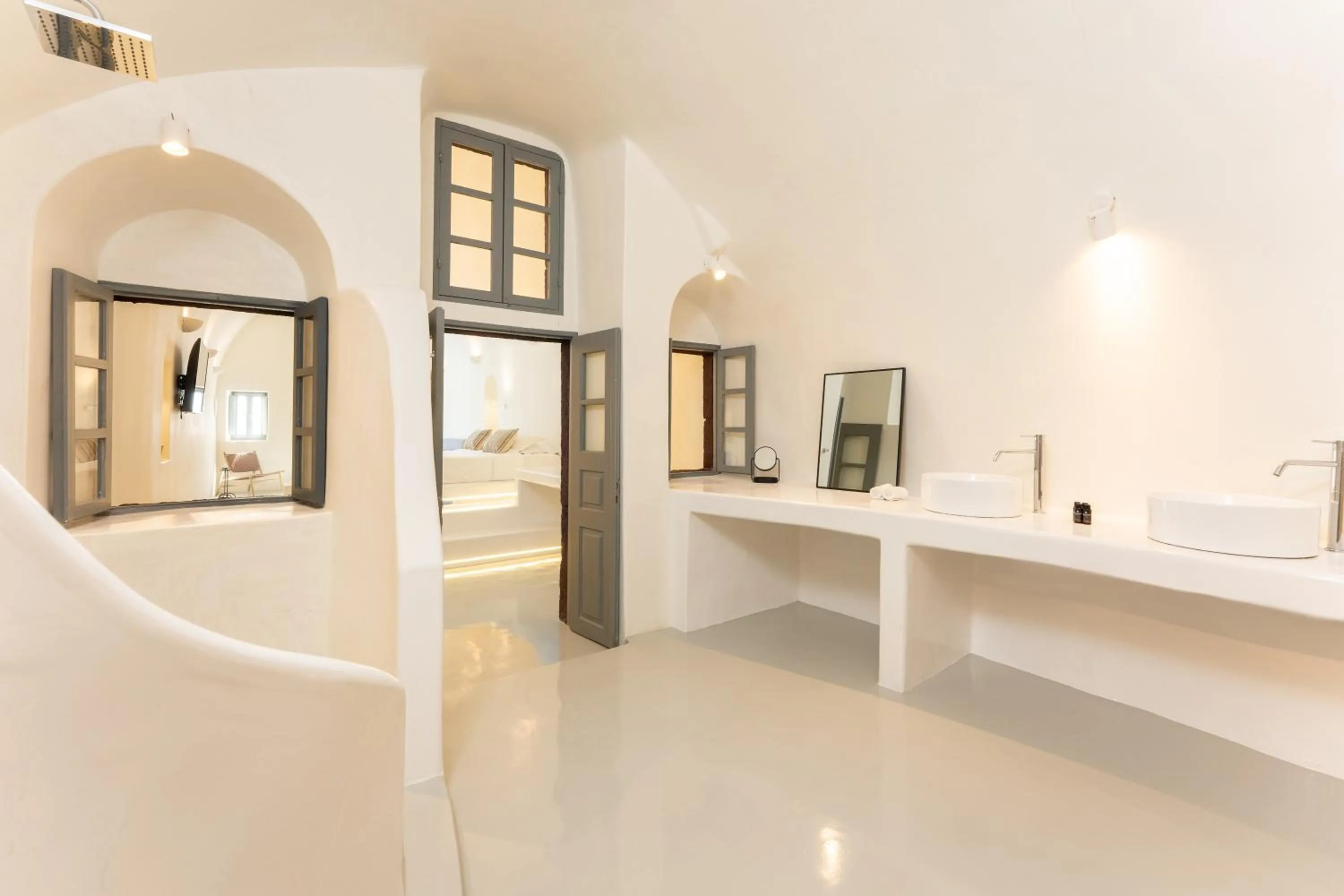 Bathroom, Bed in Cilon Suites Santorini