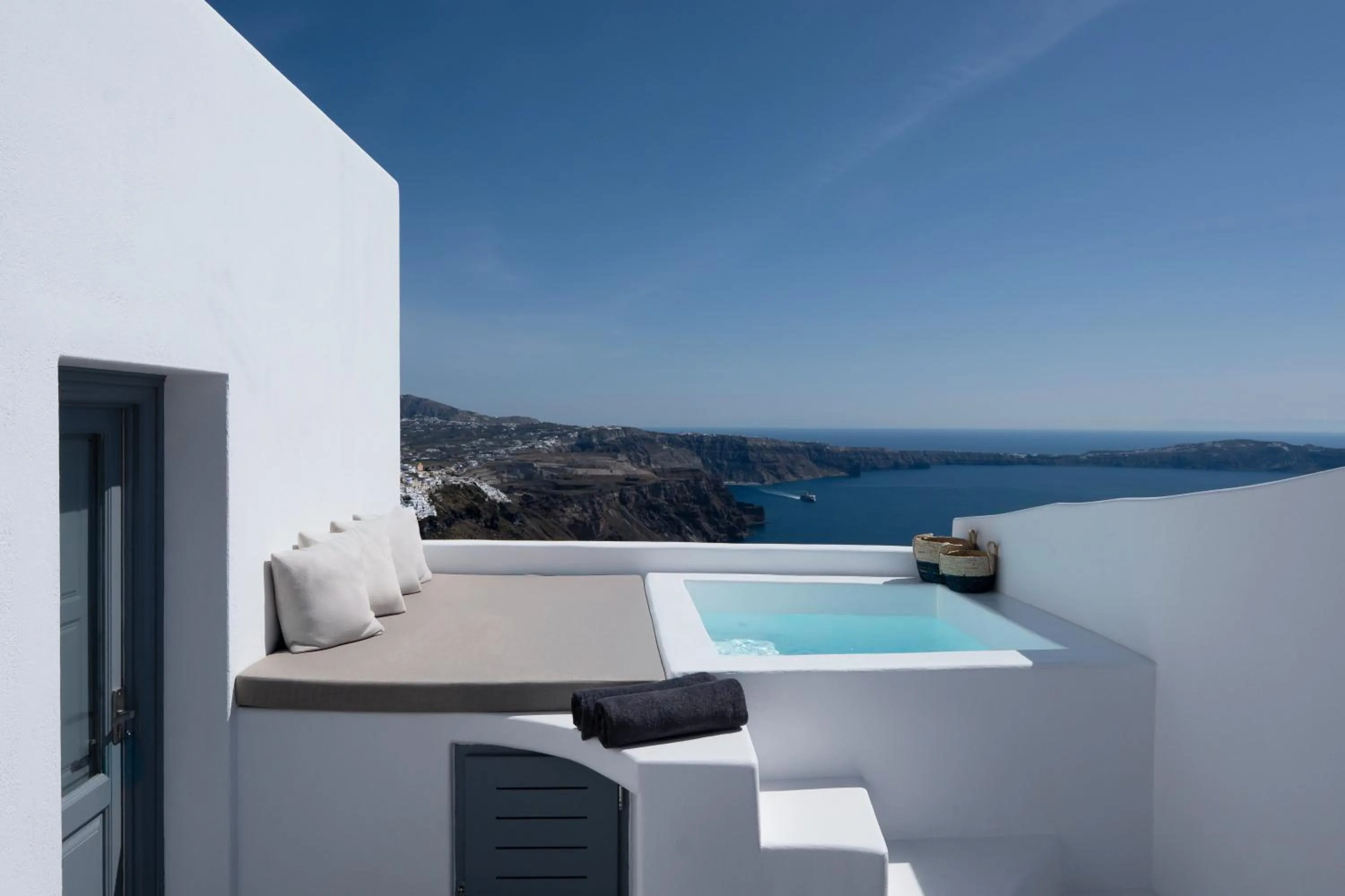 Hot Tub in Cilon Suites Santorini