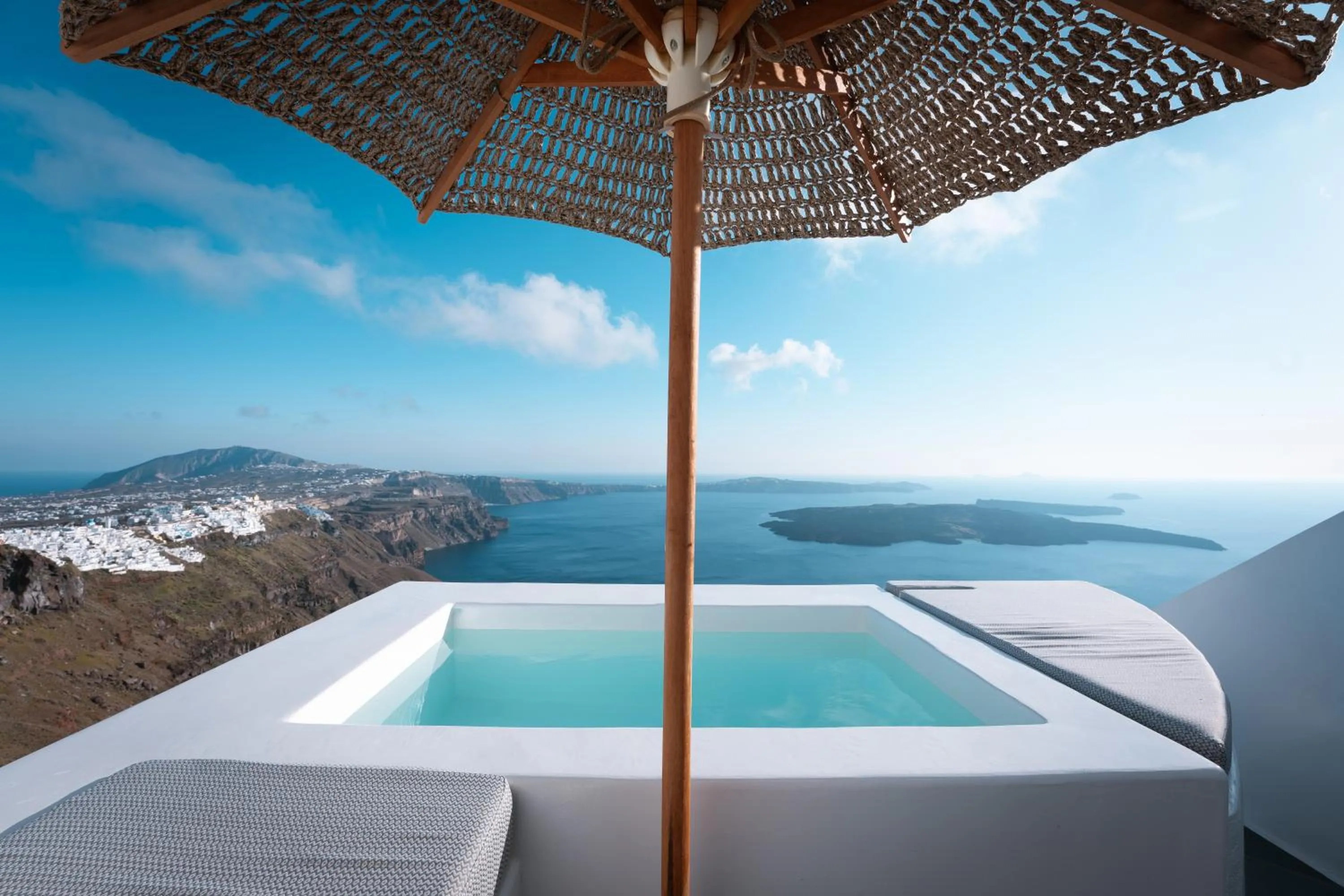 Hot Tub in Cilon Suites Santorini