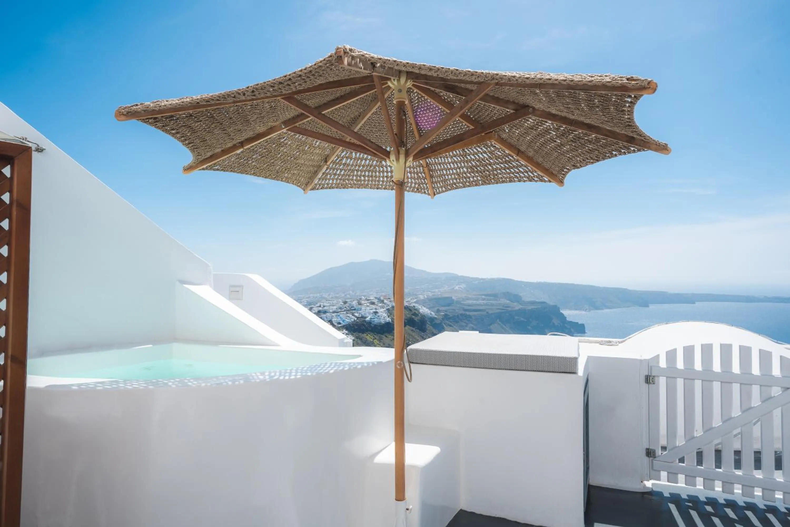 Hot Tub in Cilon Suites Santorini