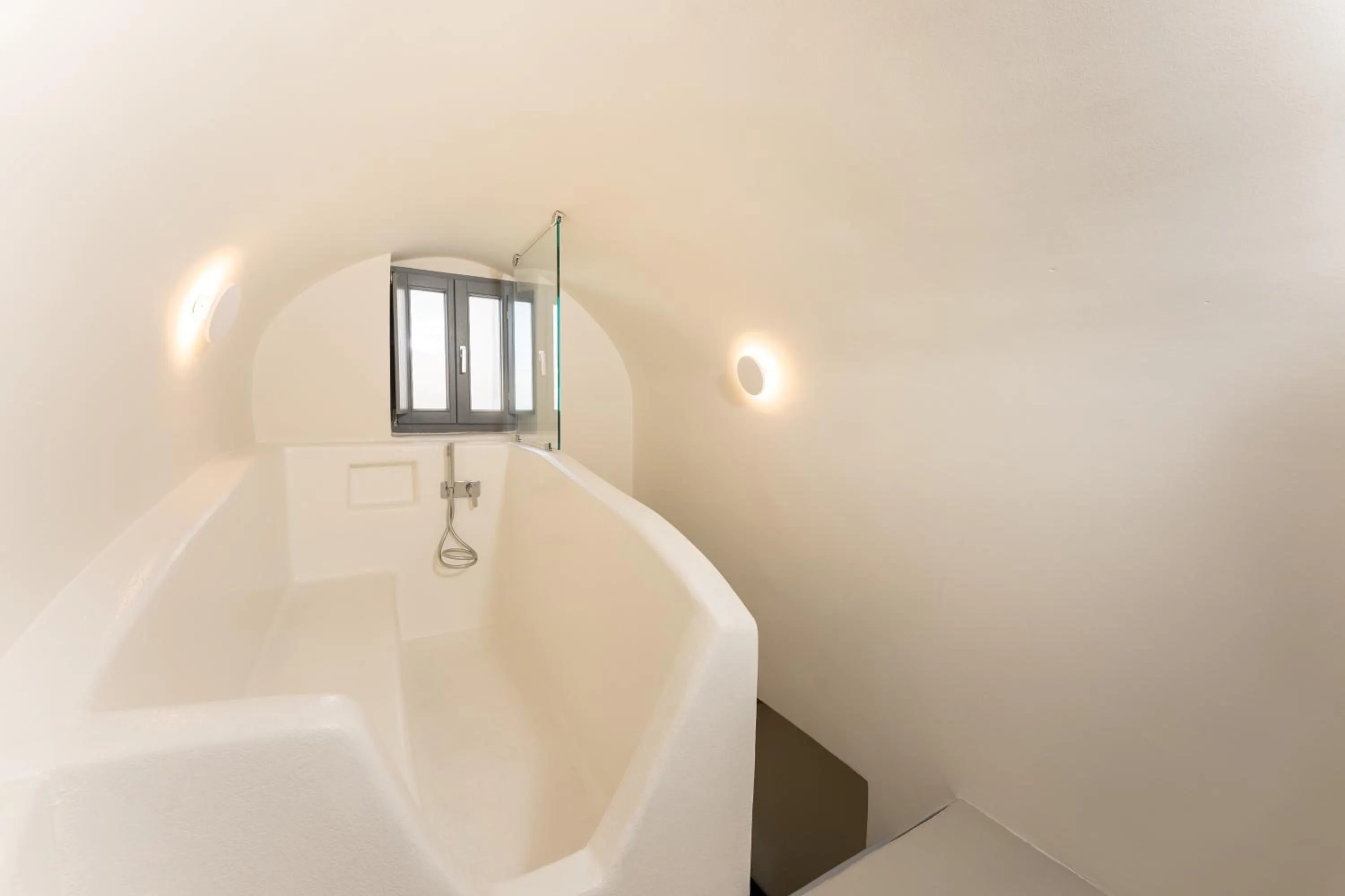 Bath in Cilon Suites Santorini