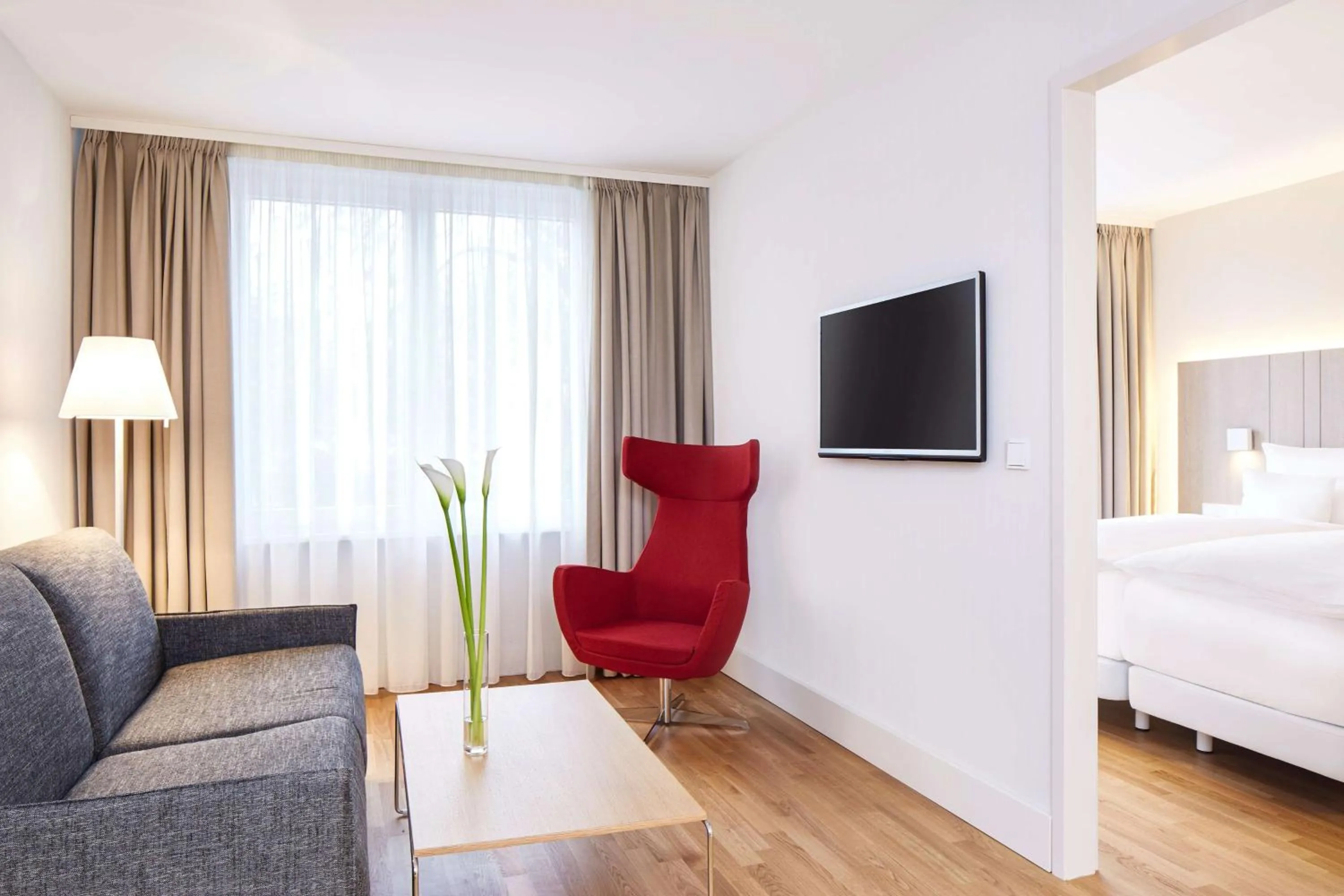 Photo of the whole room, Bed in NH Collection Hamburg City