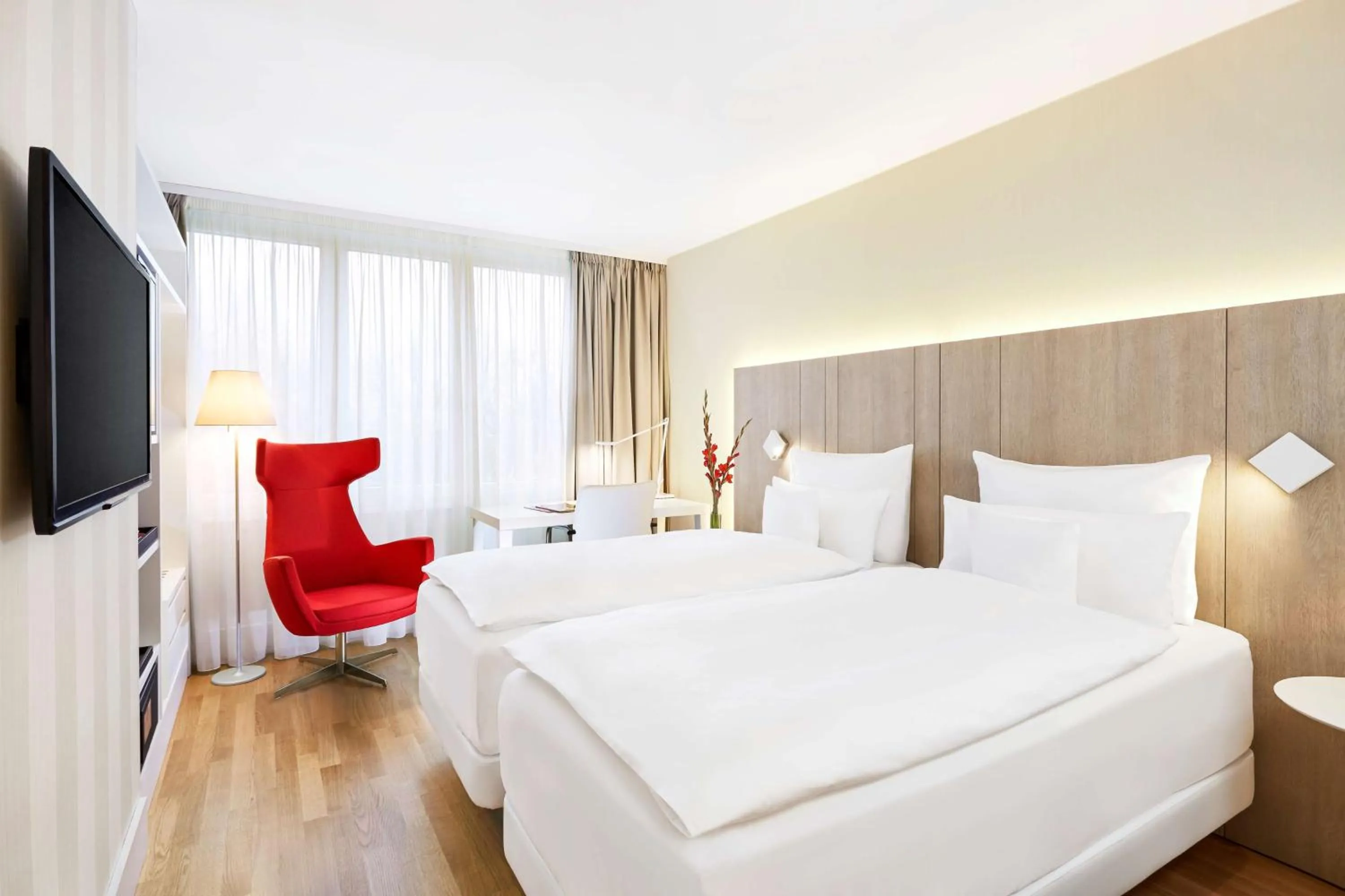 Photo of the whole room, Bed in NH Collection Hamburg City