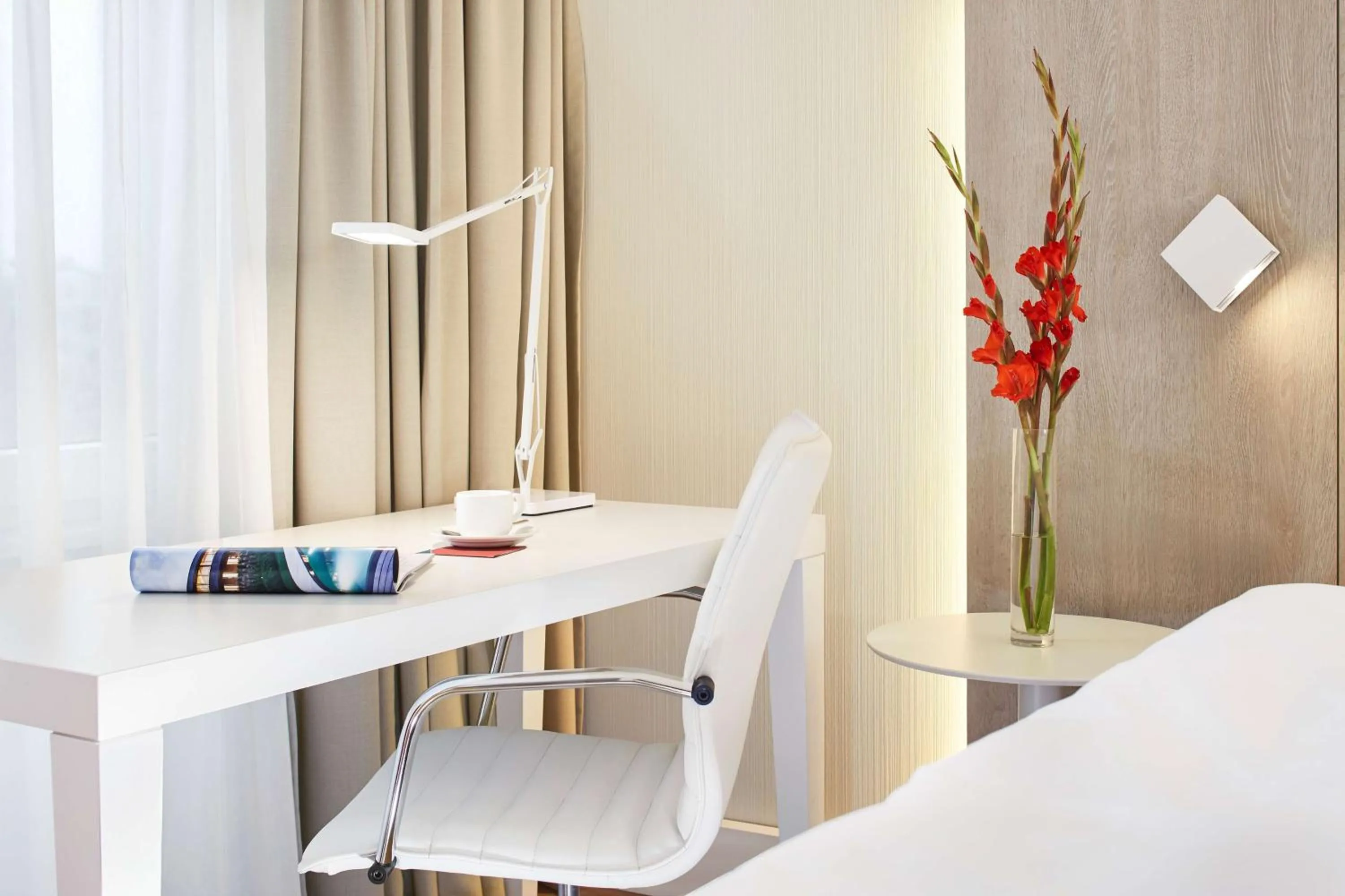 Photo of the whole room, Bed in NH Collection Hamburg City