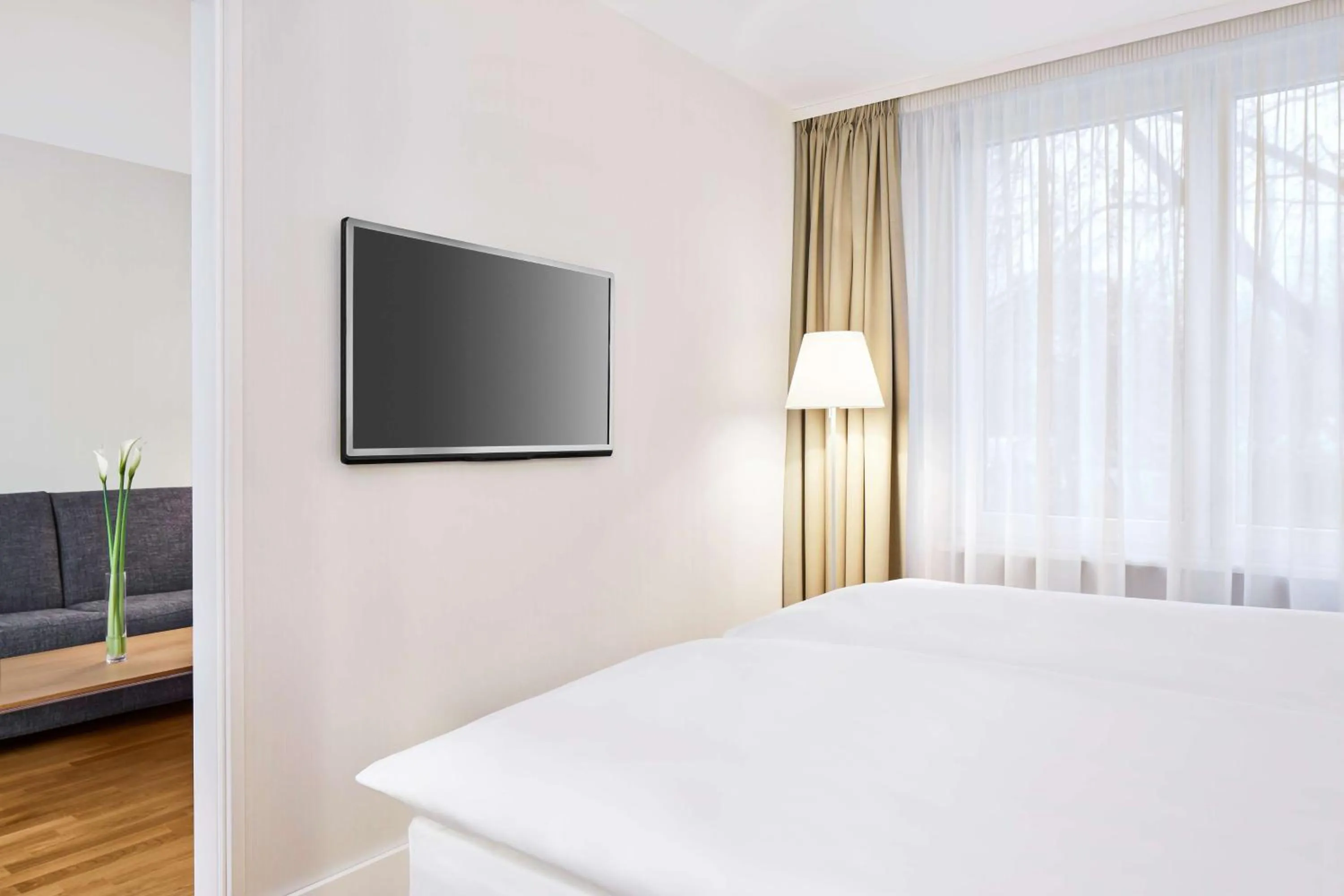 Photo of the whole room, Bed in NH Collection Hamburg City