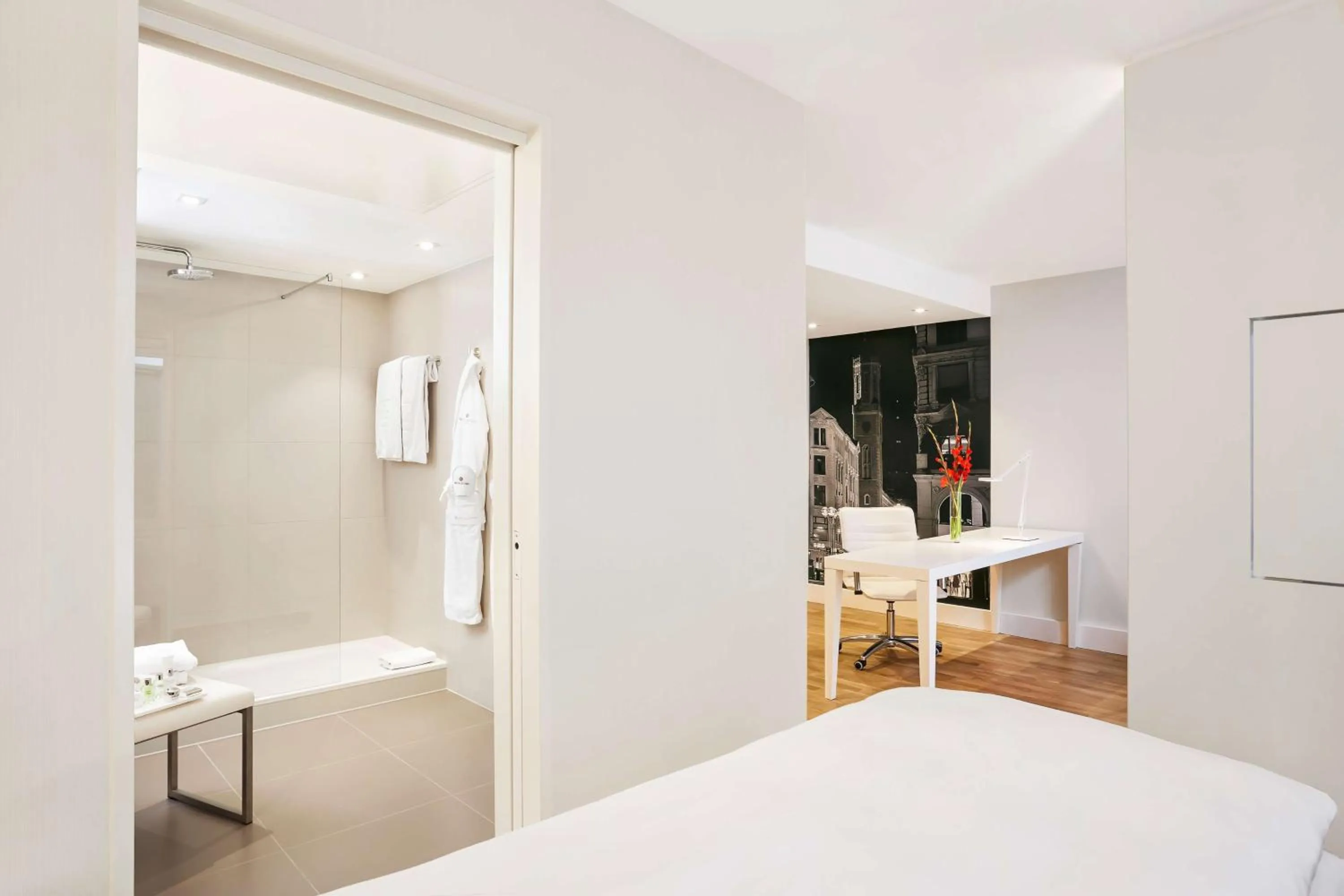 Photo of the whole room, Bed in NH Collection Hamburg City