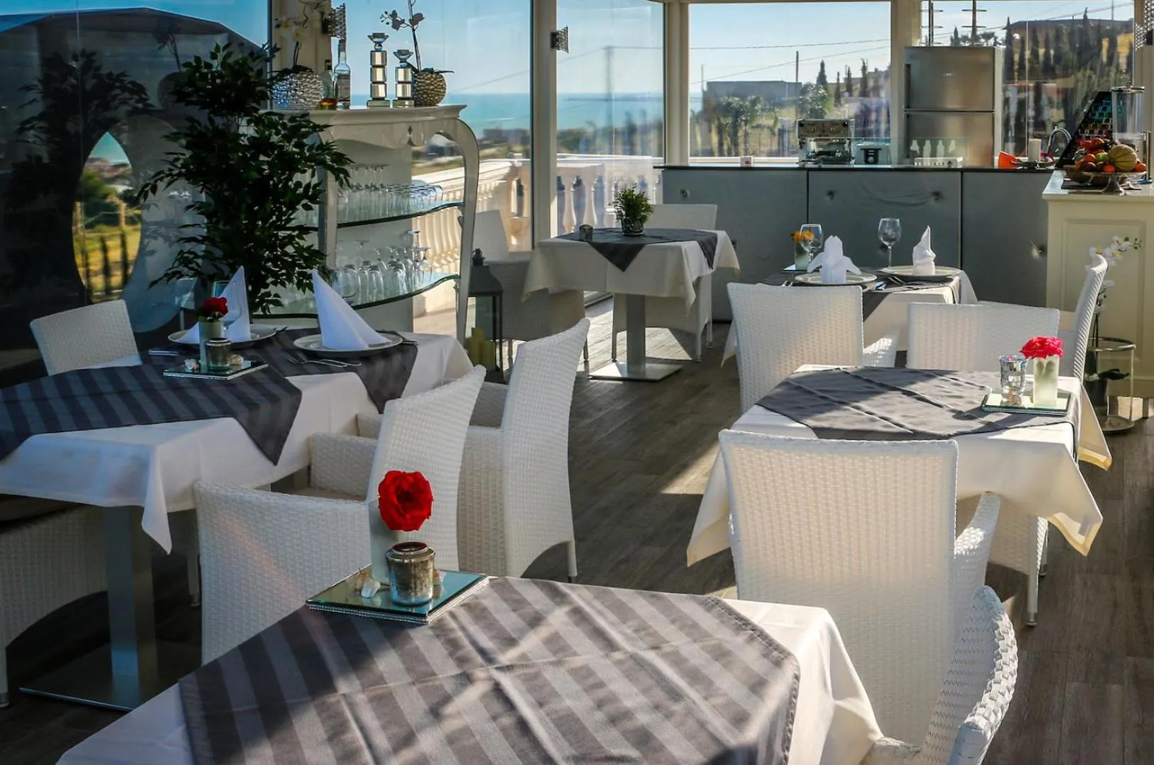 Restaurant/places to eat in Villa La Perla