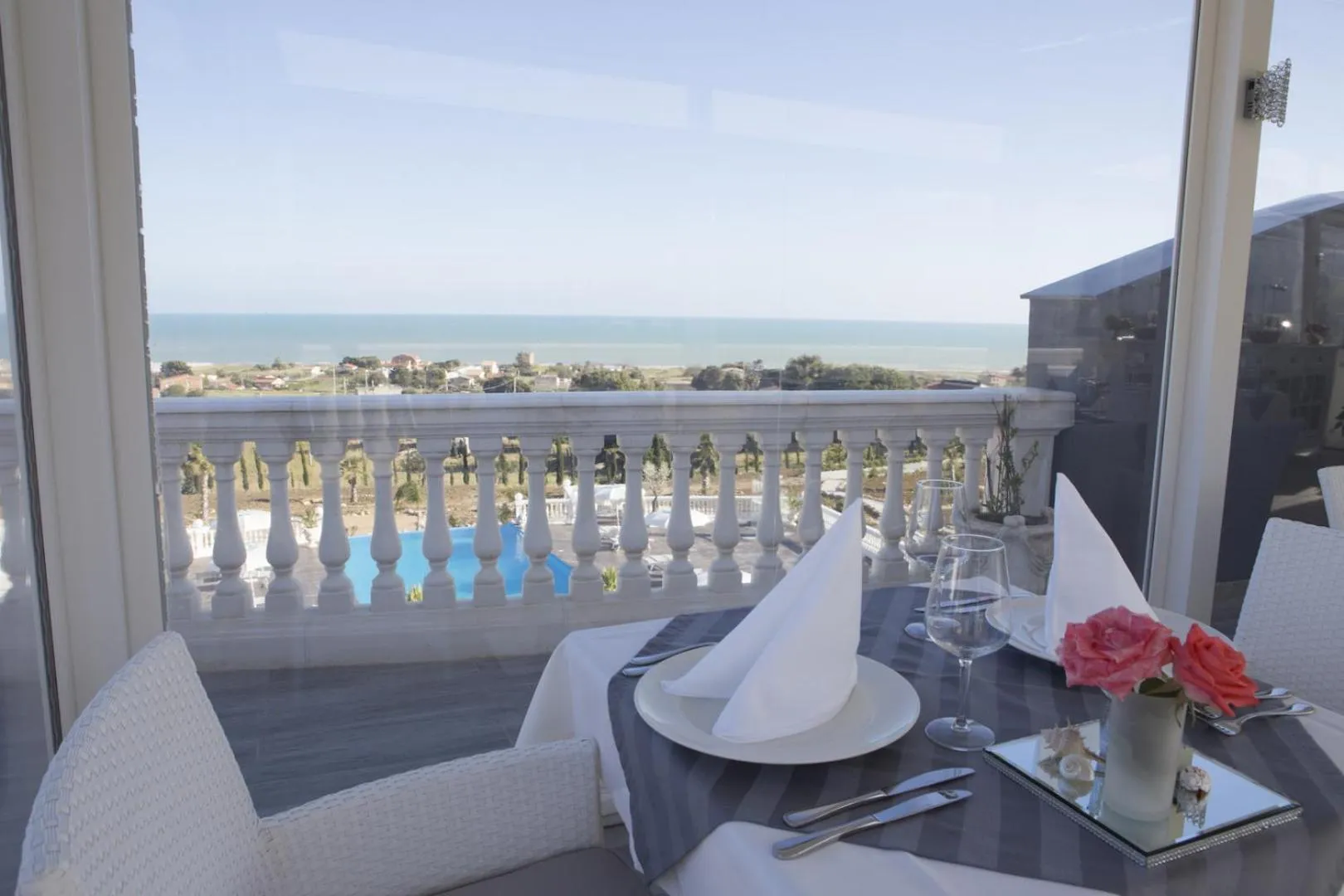 Restaurant/places to eat in Villa La Perla