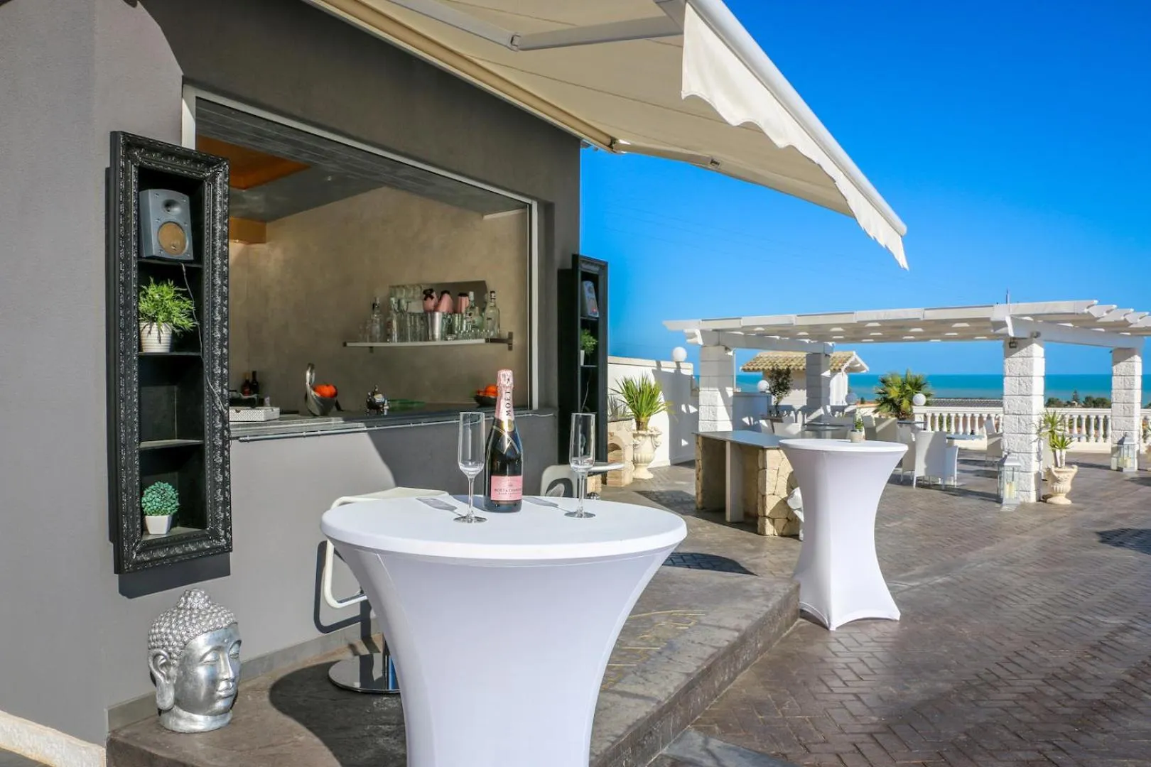 Lounge or bar in Villa La Perla