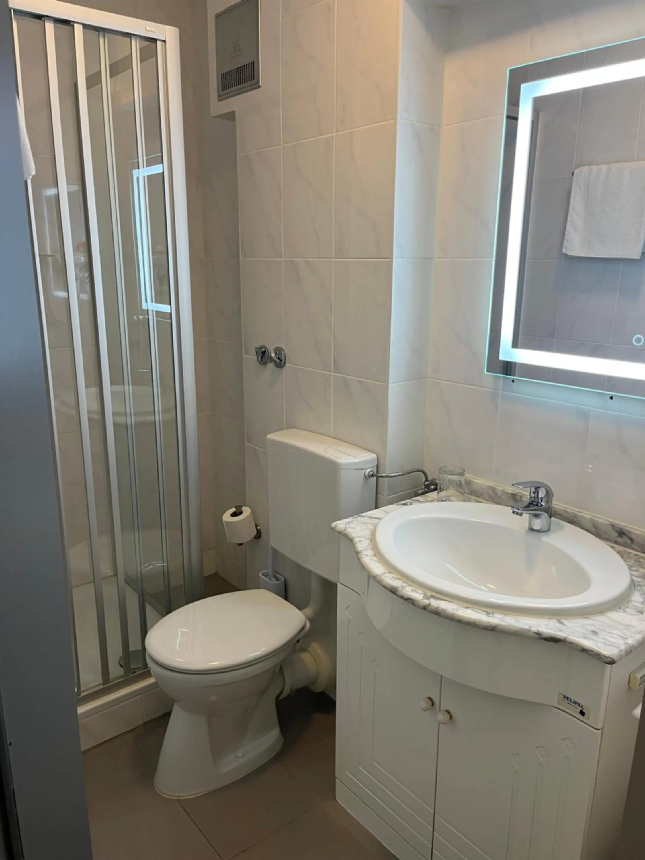 Shower in Cocco-Bello Smart Check-in Hotel