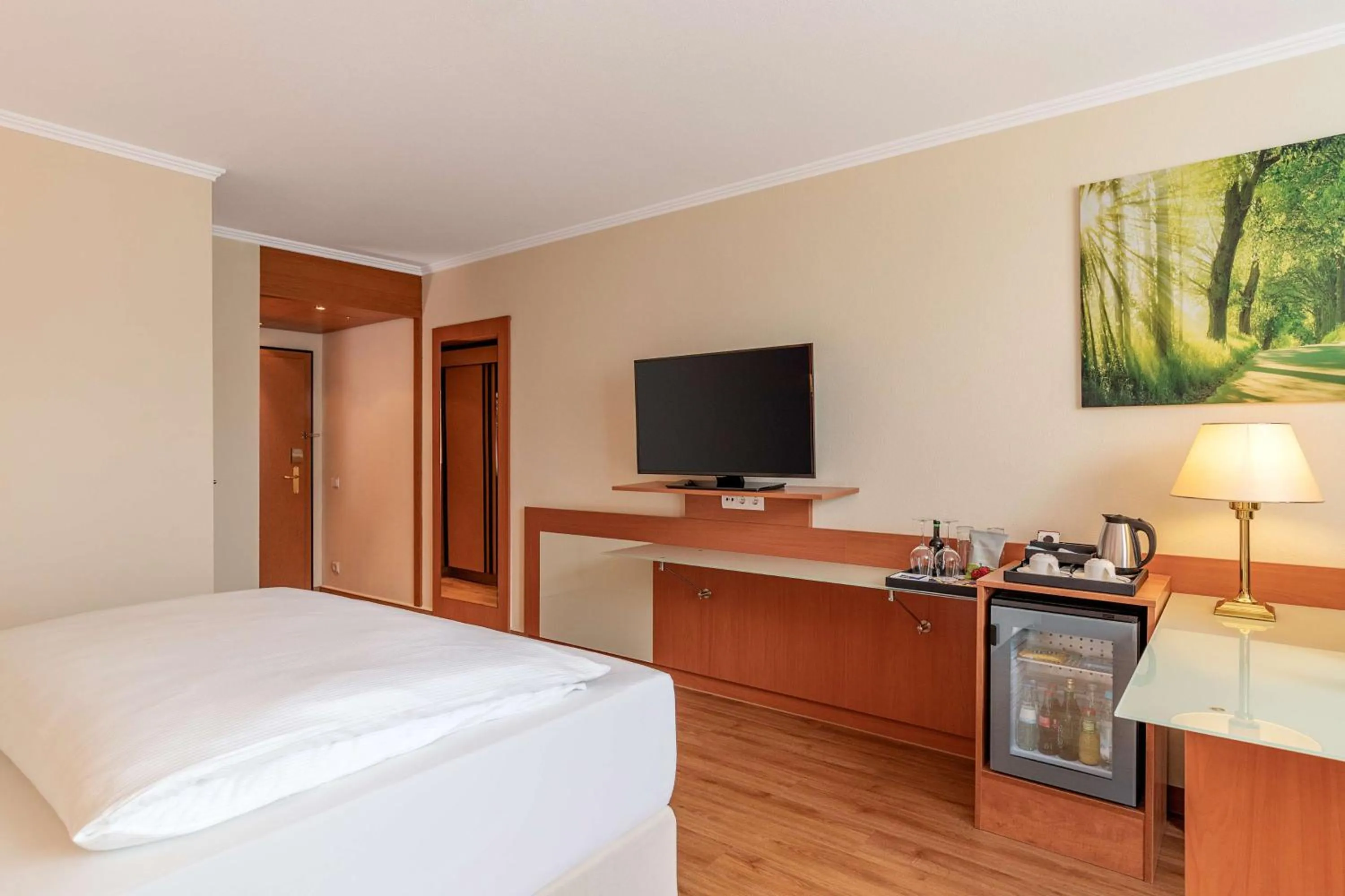 Photo of the whole room, Bed in NH Ingolstadt