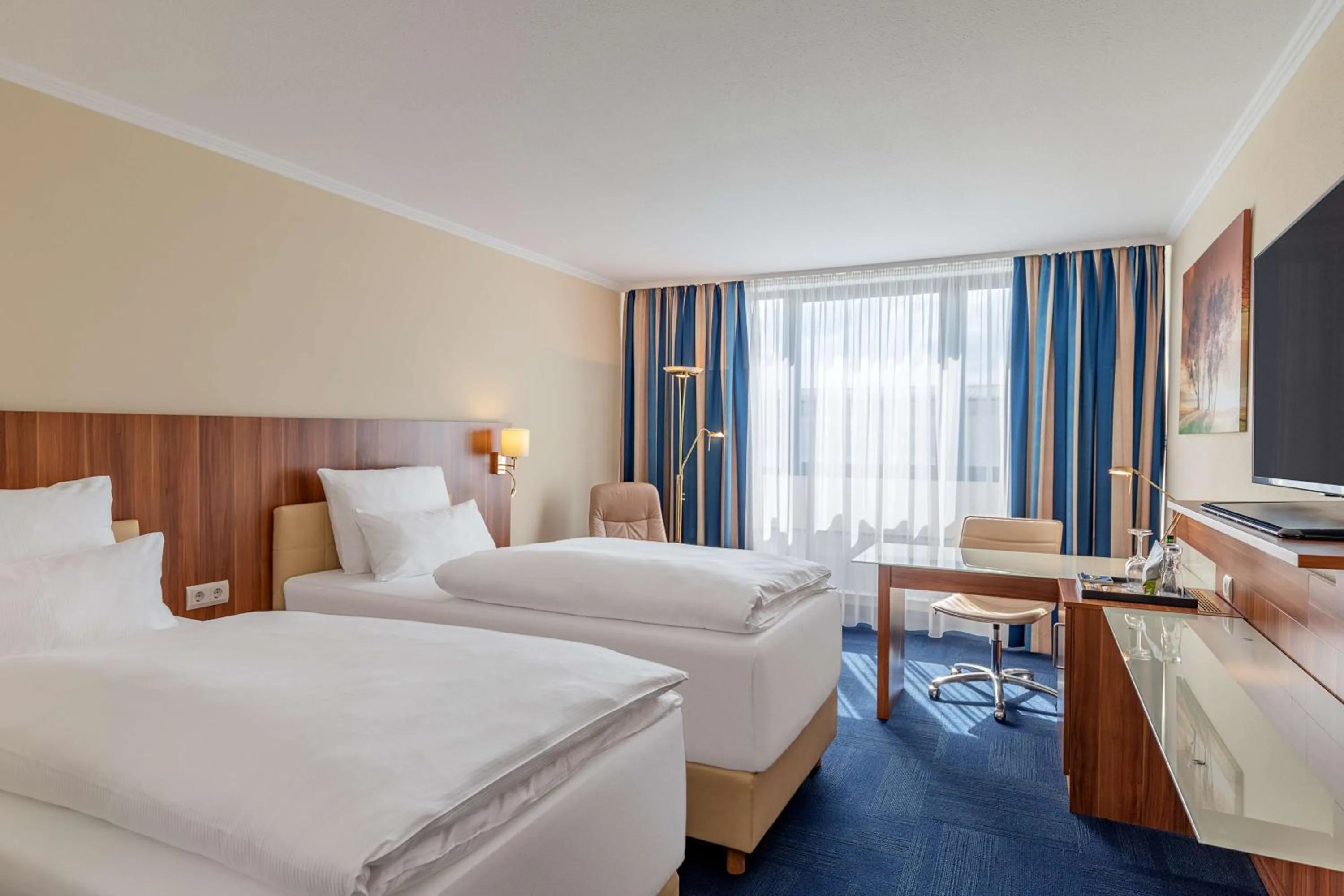 Photo of the whole room, Bed in NH Ingolstadt