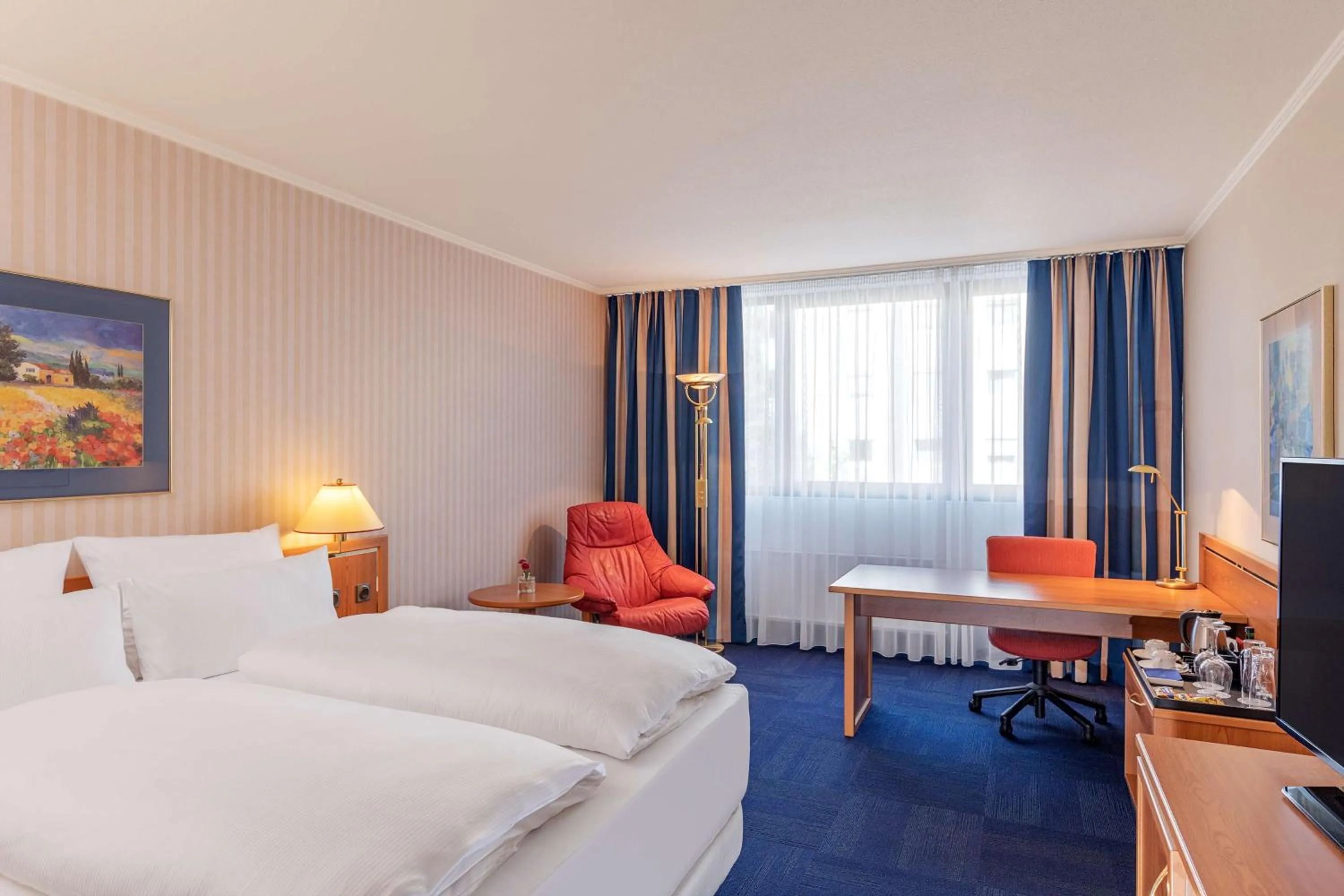 Photo of the whole room, Bed in NH Ingolstadt