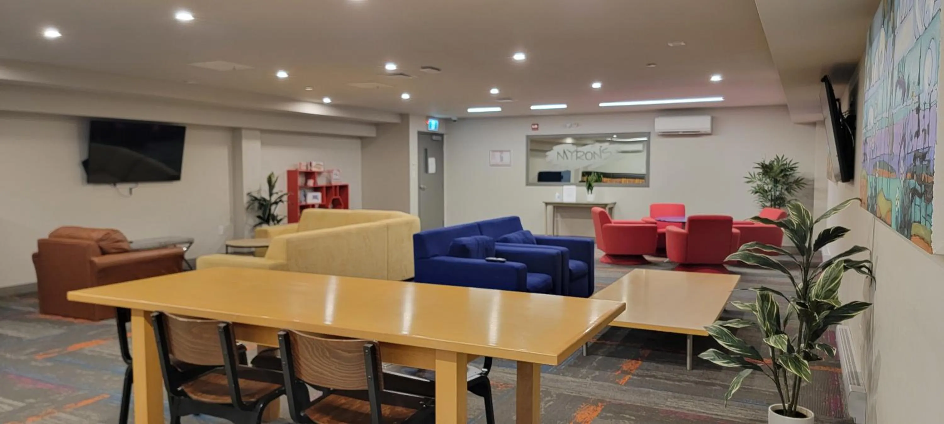 Communal lounge/ TV room in The Arts Hotel