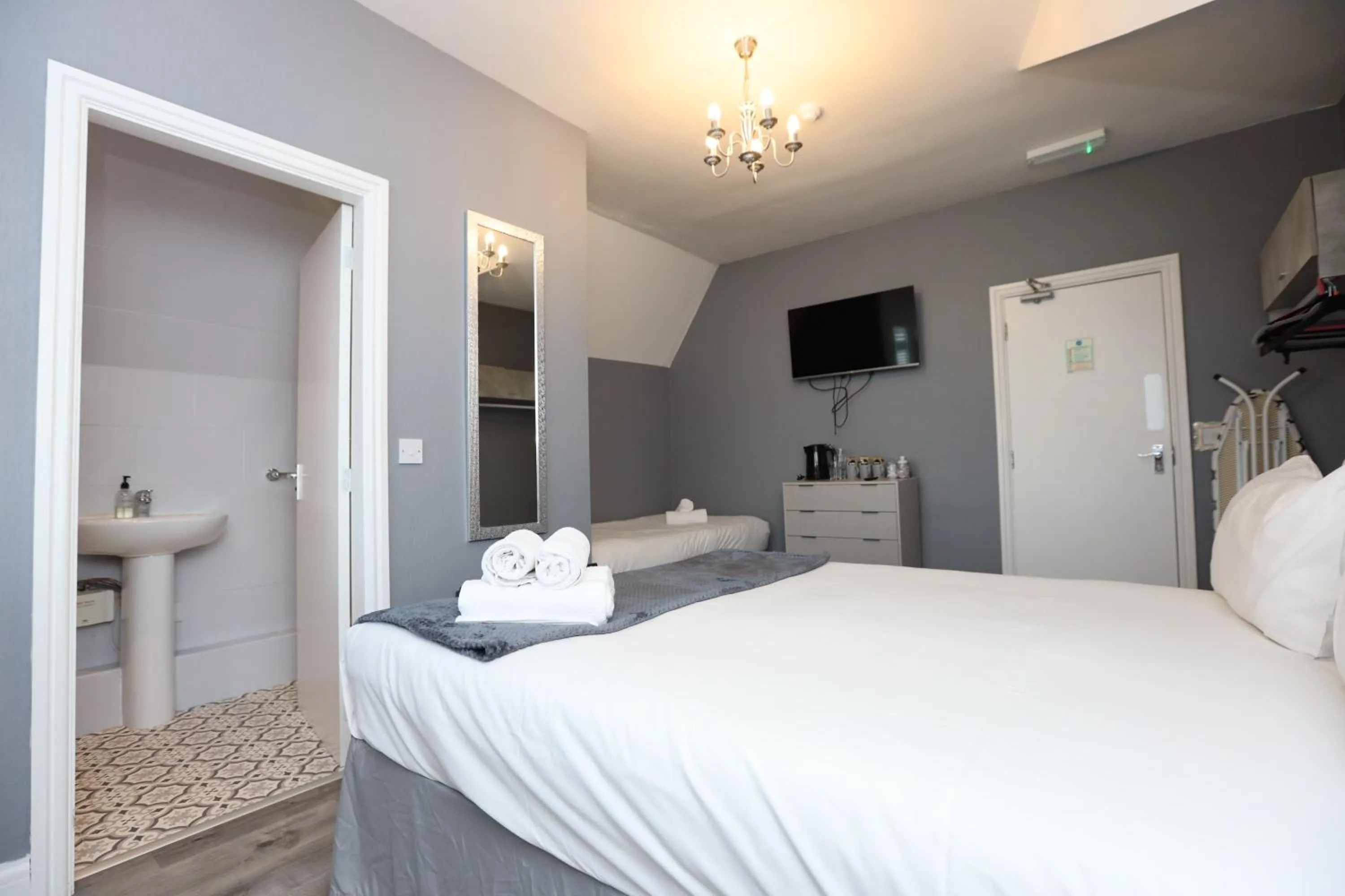 Photo of the whole room, Bed in Hotel Anfield