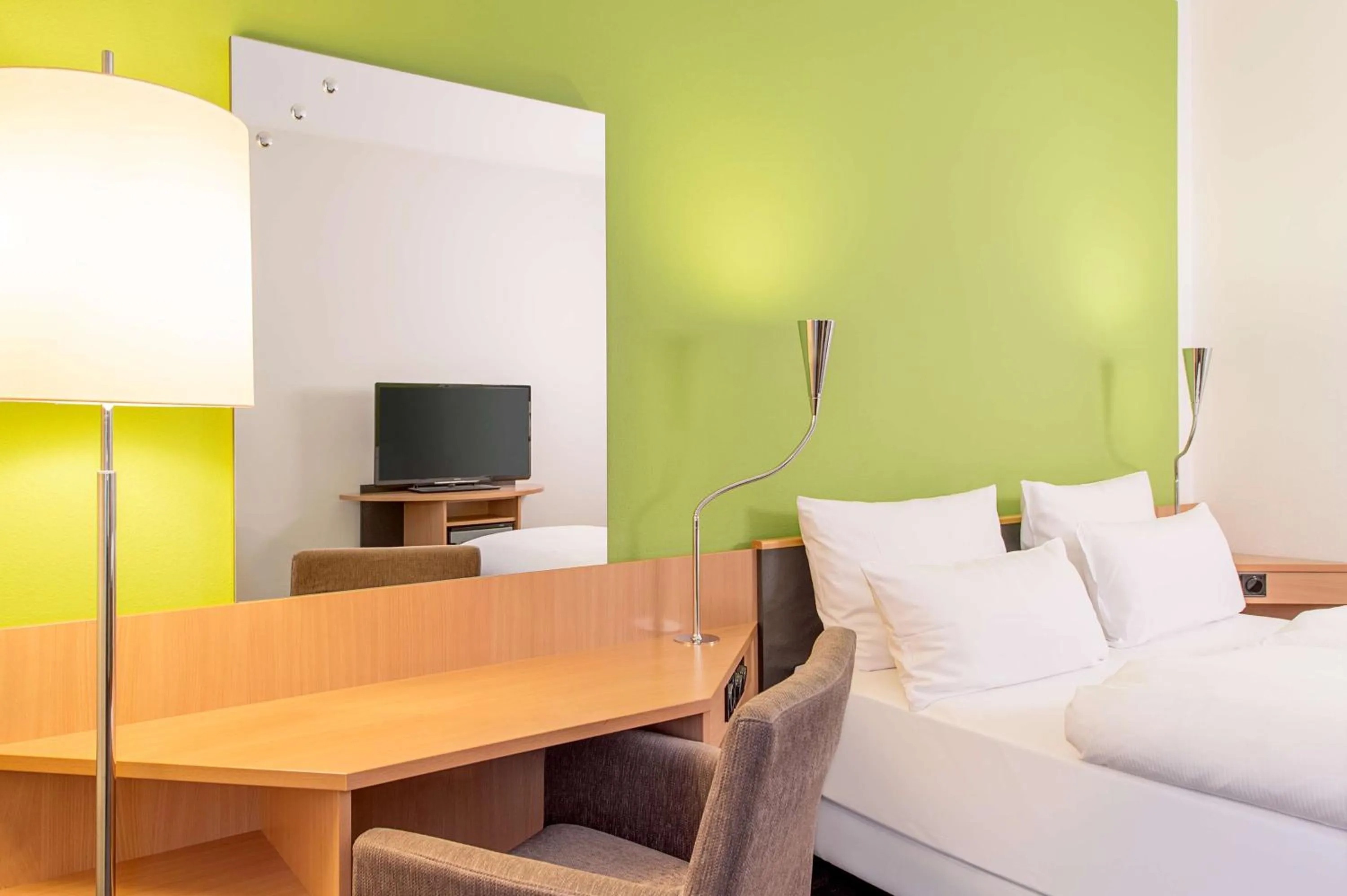 Photo of the whole room, Bed in NH München Messe