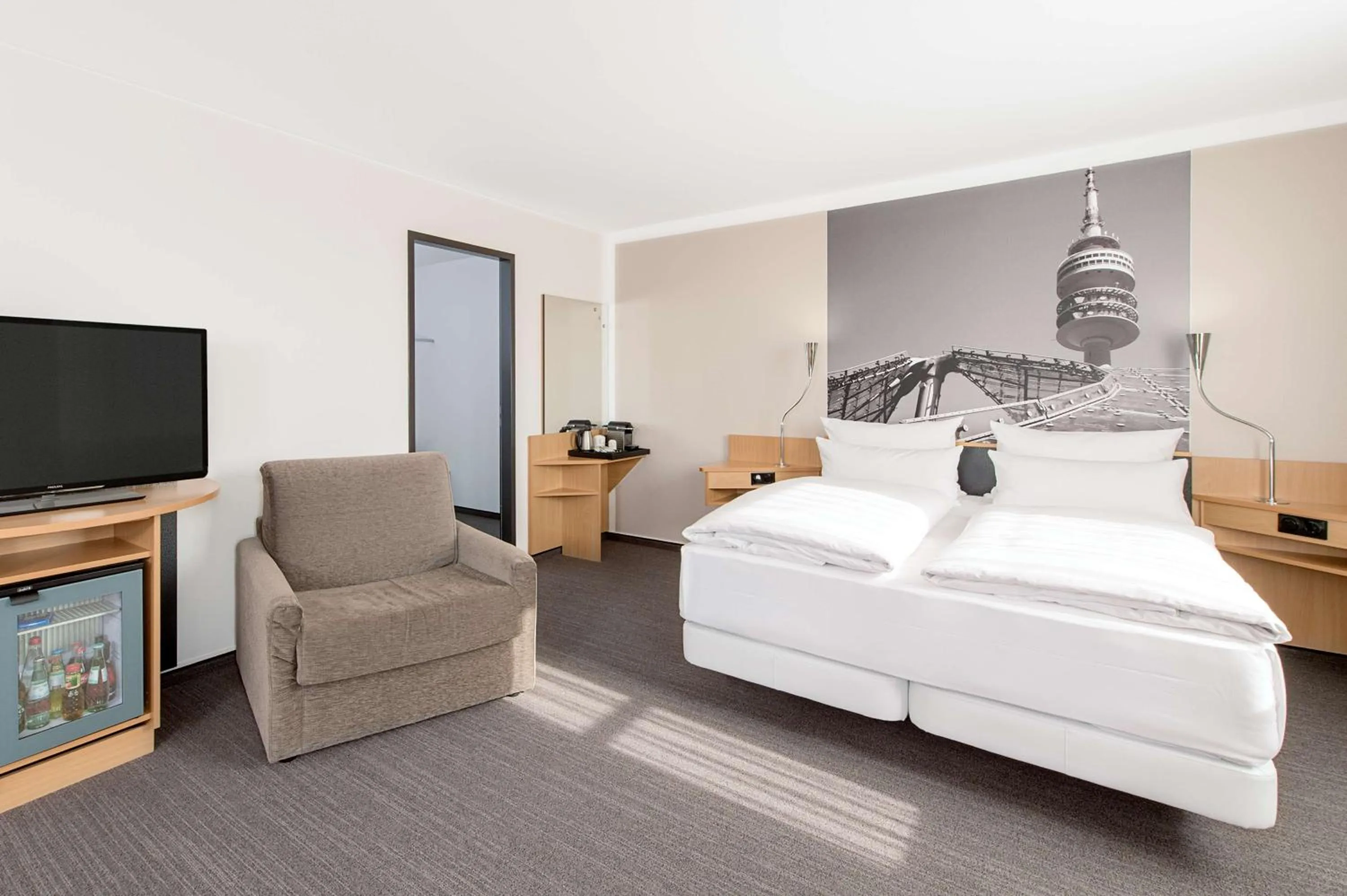 Photo of the whole room, Bed in NH München Messe