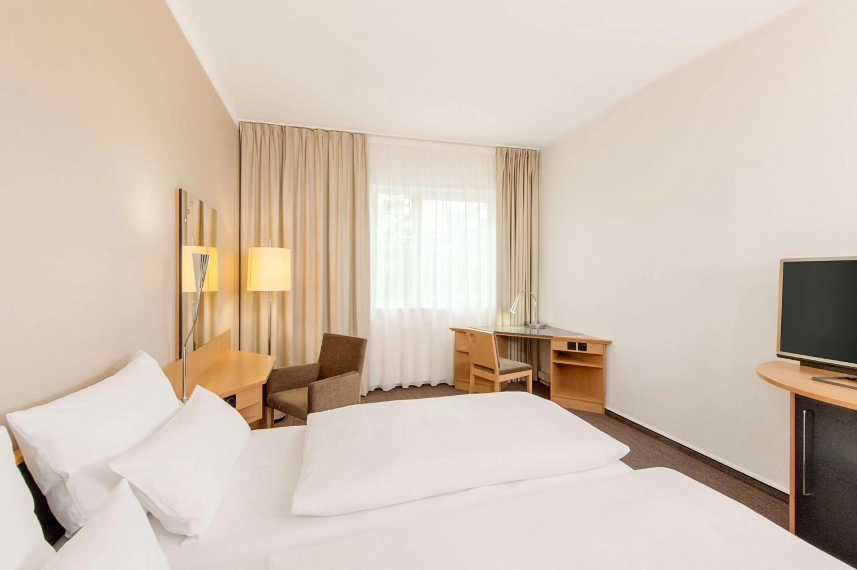 Photo of the whole room, Bed in NH München Messe