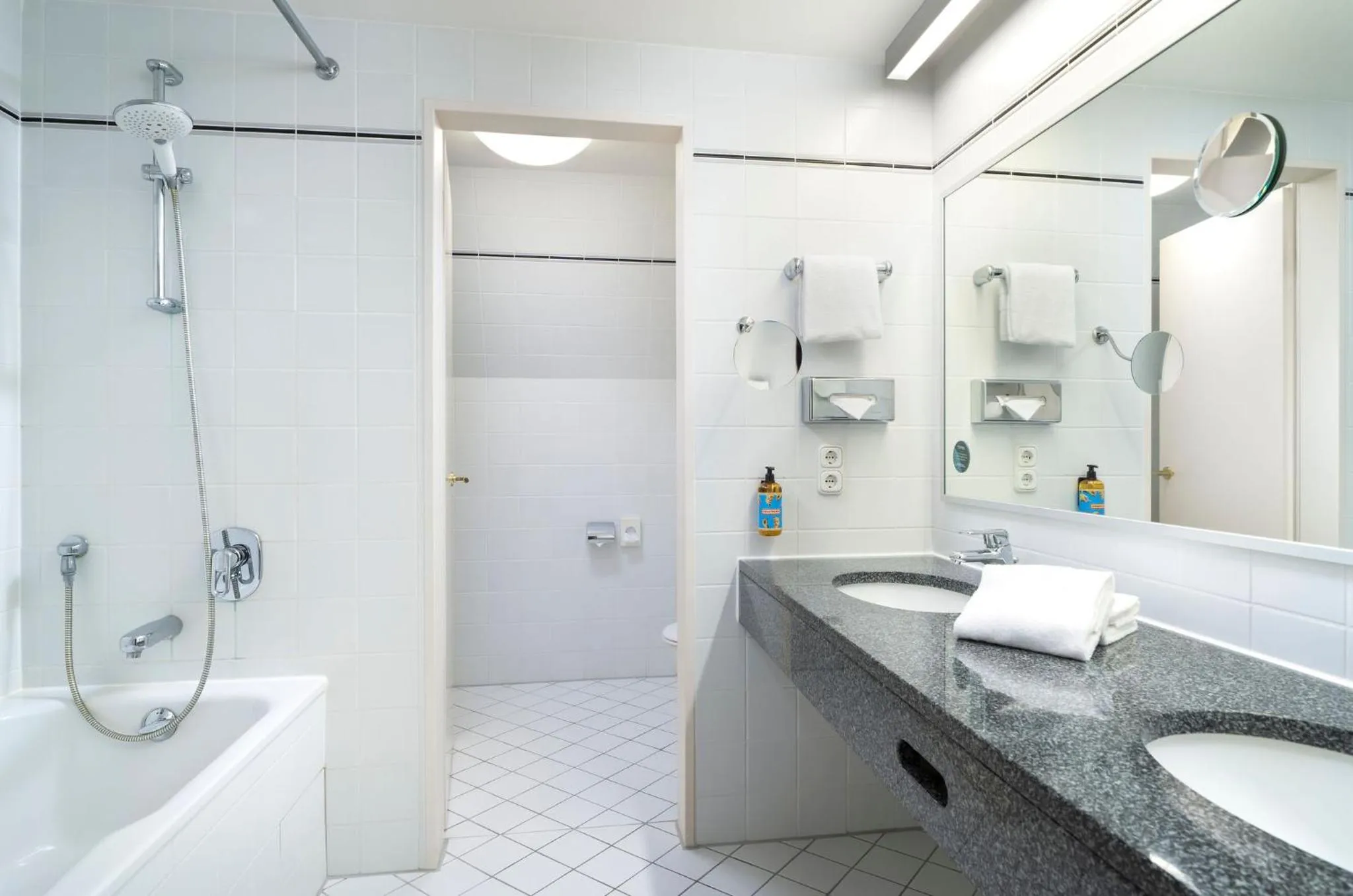 Bathroom in Hotel Klösterle Nördlingen - in Kürze elaya hotel kloesterle noerdlingen