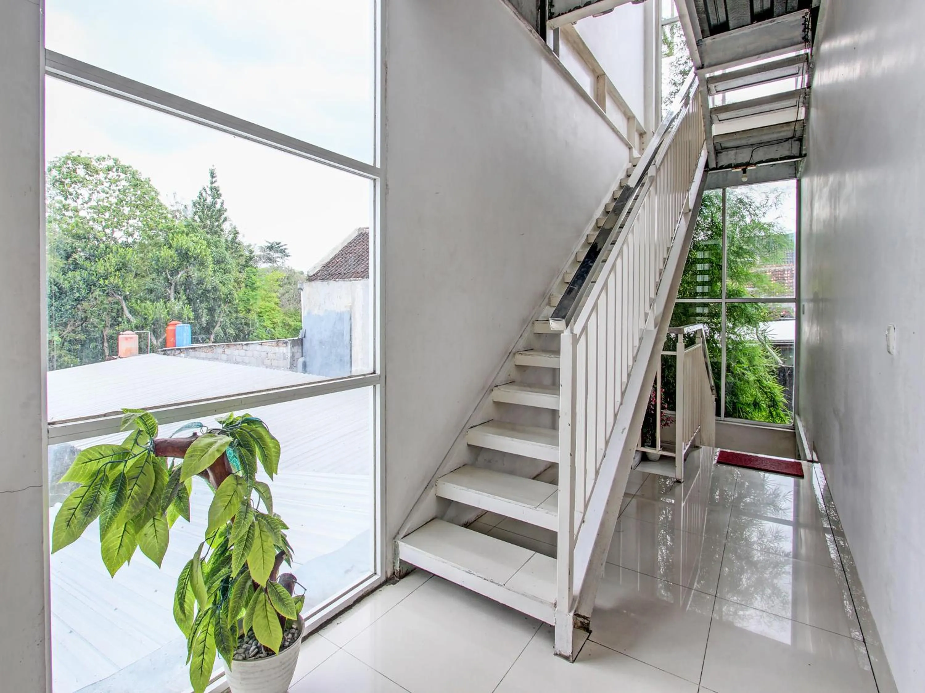 Area and facilities in Collection O 90253 DHelomi