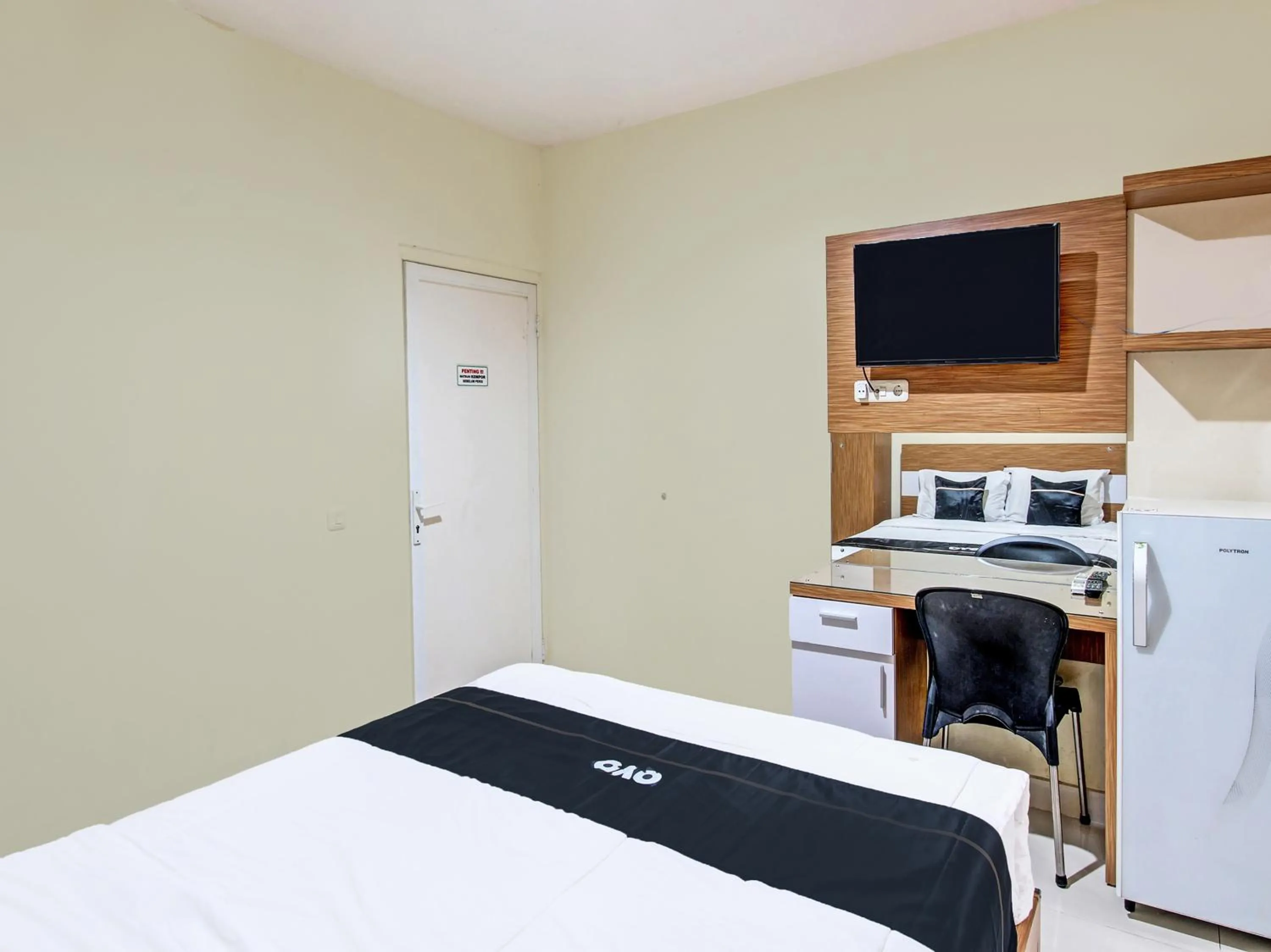 Bedroom in Collection O 90253 DHelomi