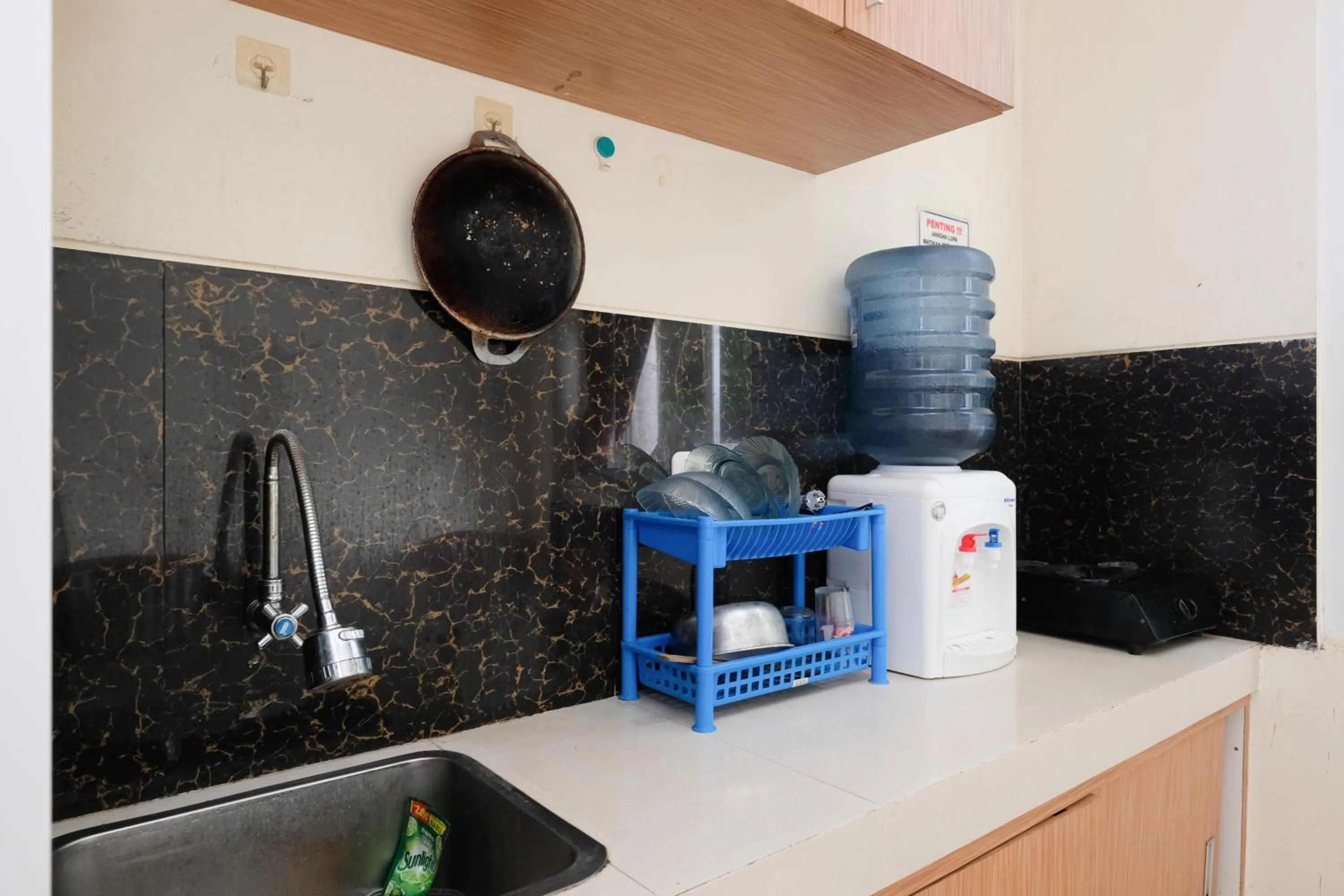 Kitchen or kitchenette in Urbanview Hotel DHelomi Homestay near UPN Veteran