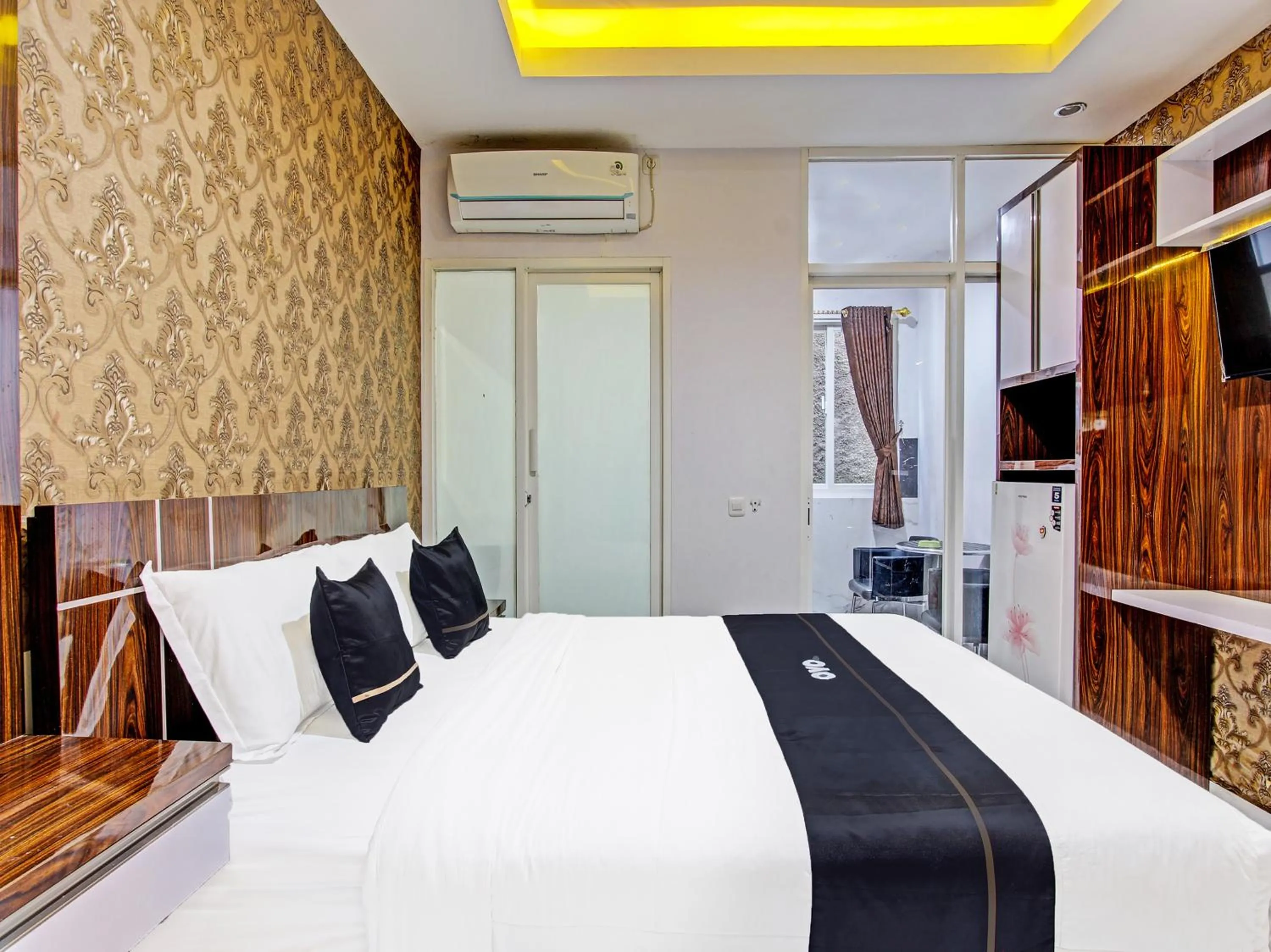 Bedroom in Collection O 90253 DHelomi