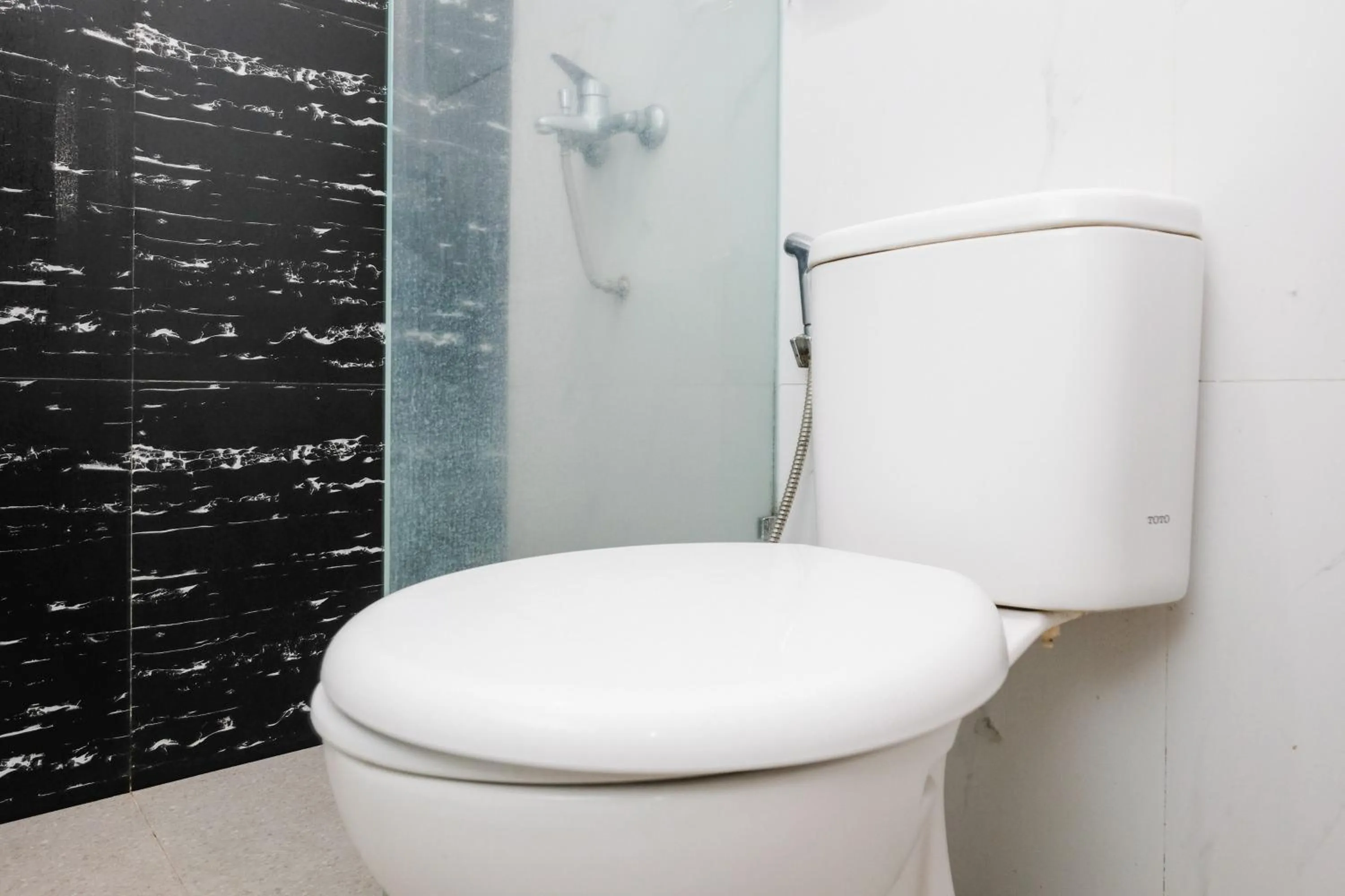 Bathroom in Urbanview Hotel DHelomi Homestay near UPN Veteran