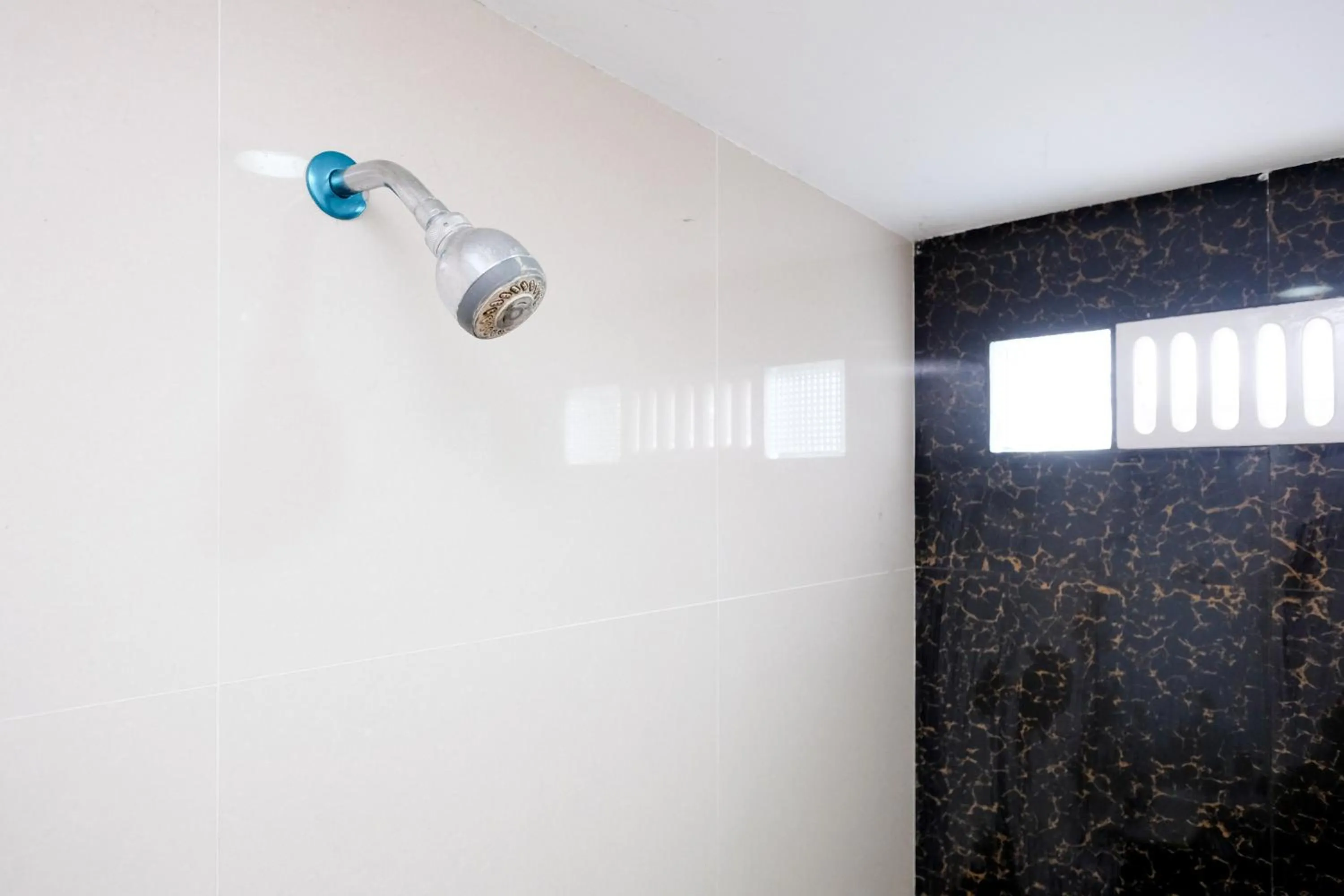 Bathroom in Urbanview Hotel DHelomi Homestay near UPN Veteran