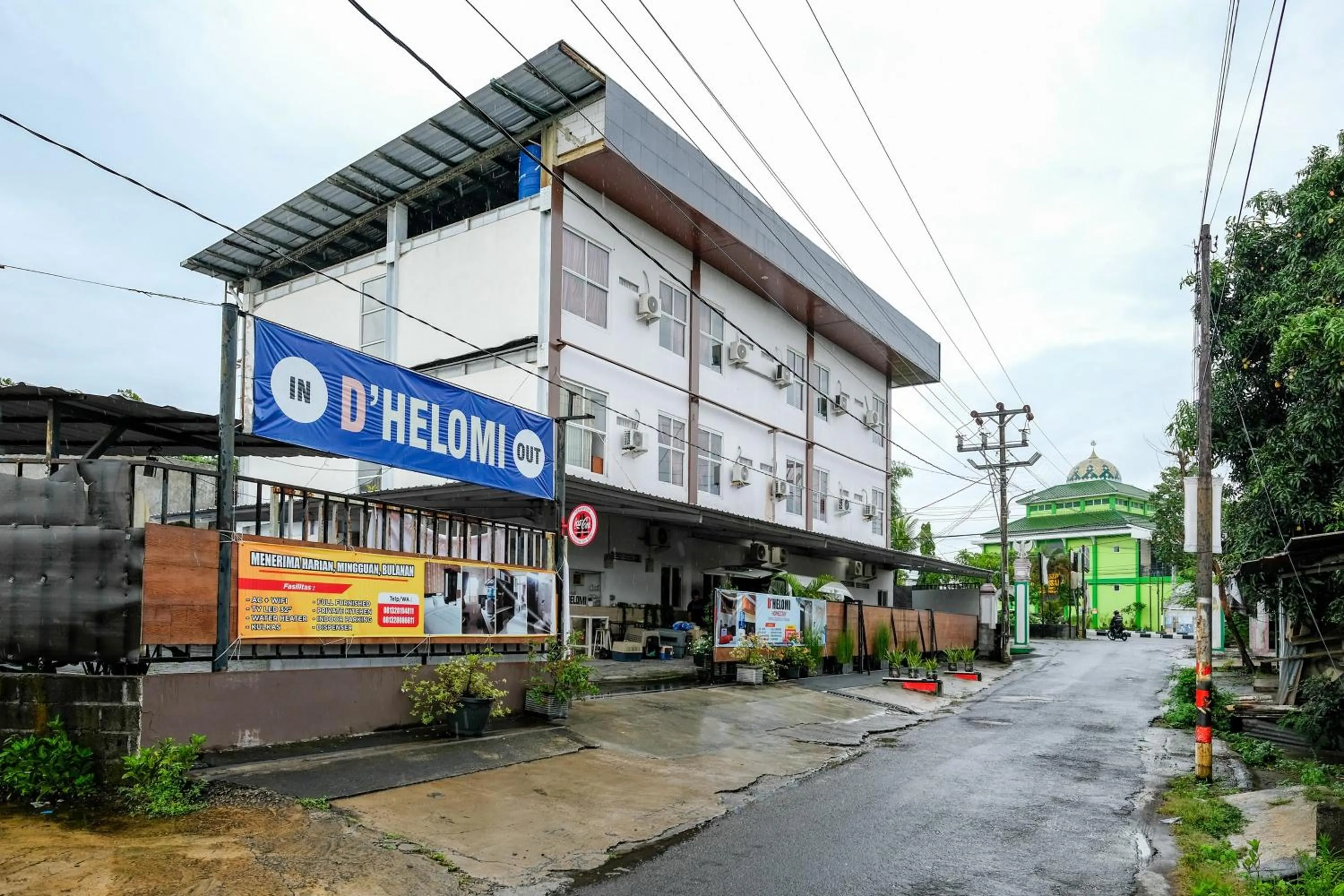 Facade/entrance in Urbanview Hotel DHelomi Homestay near UPN Veteran