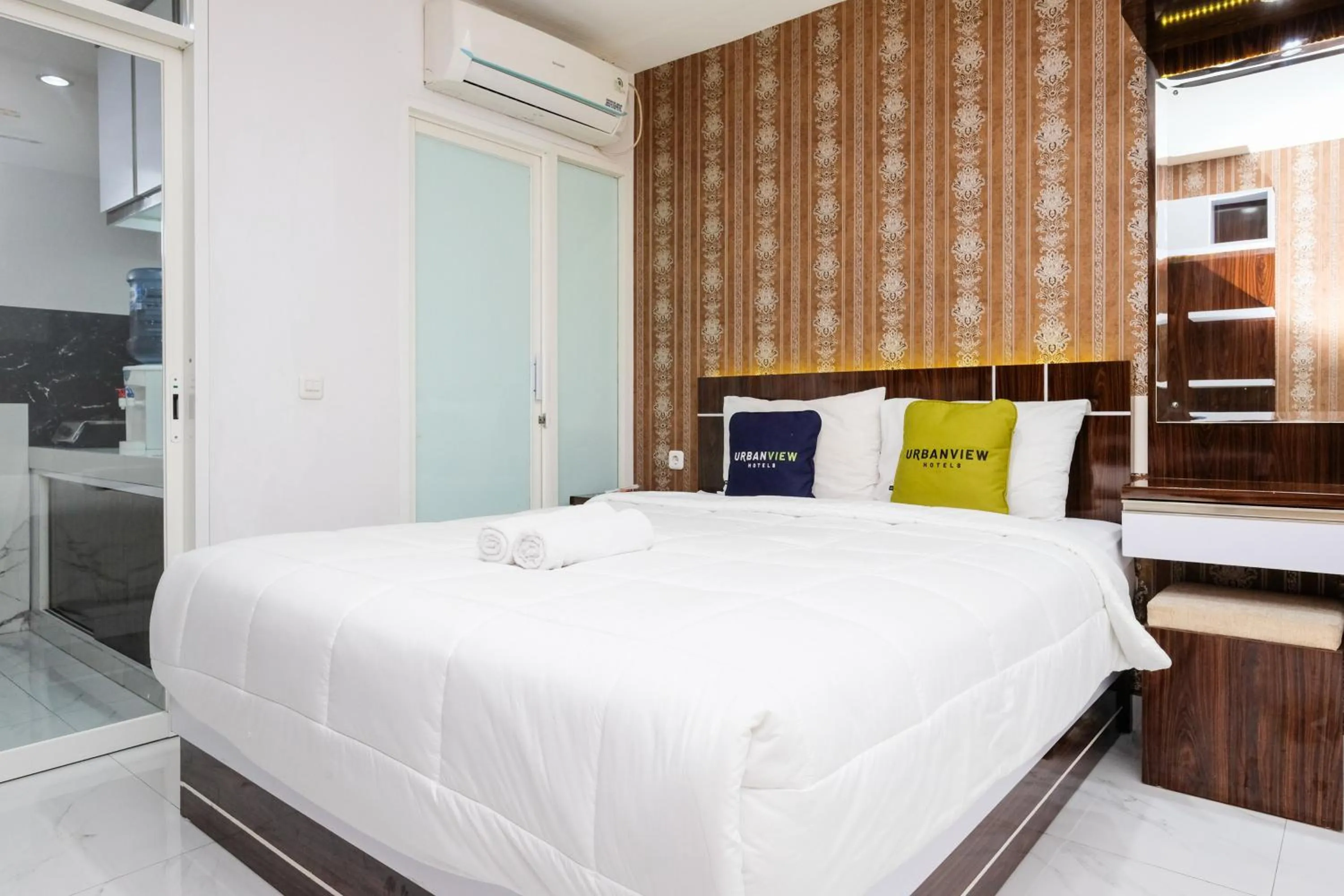 Bedroom, Bed in Urbanview Hotel DHelomi Homestay near UPN Veteran