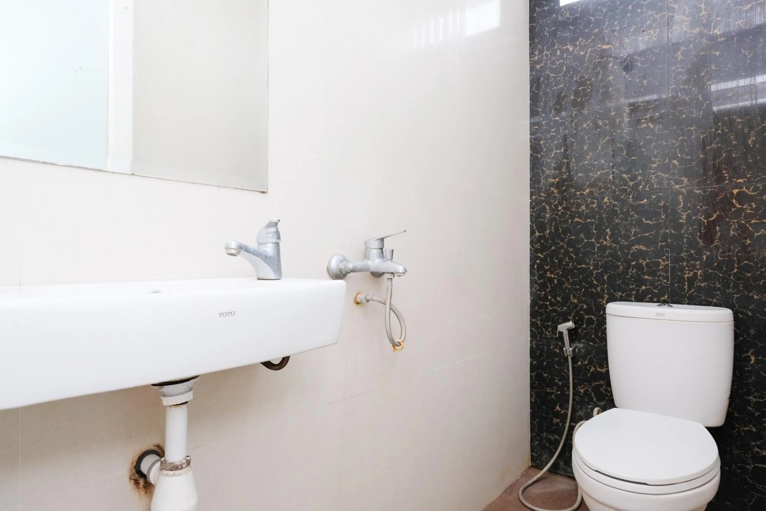 Bathroom in Urbanview Hotel DHelomi Homestay near UPN Veteran