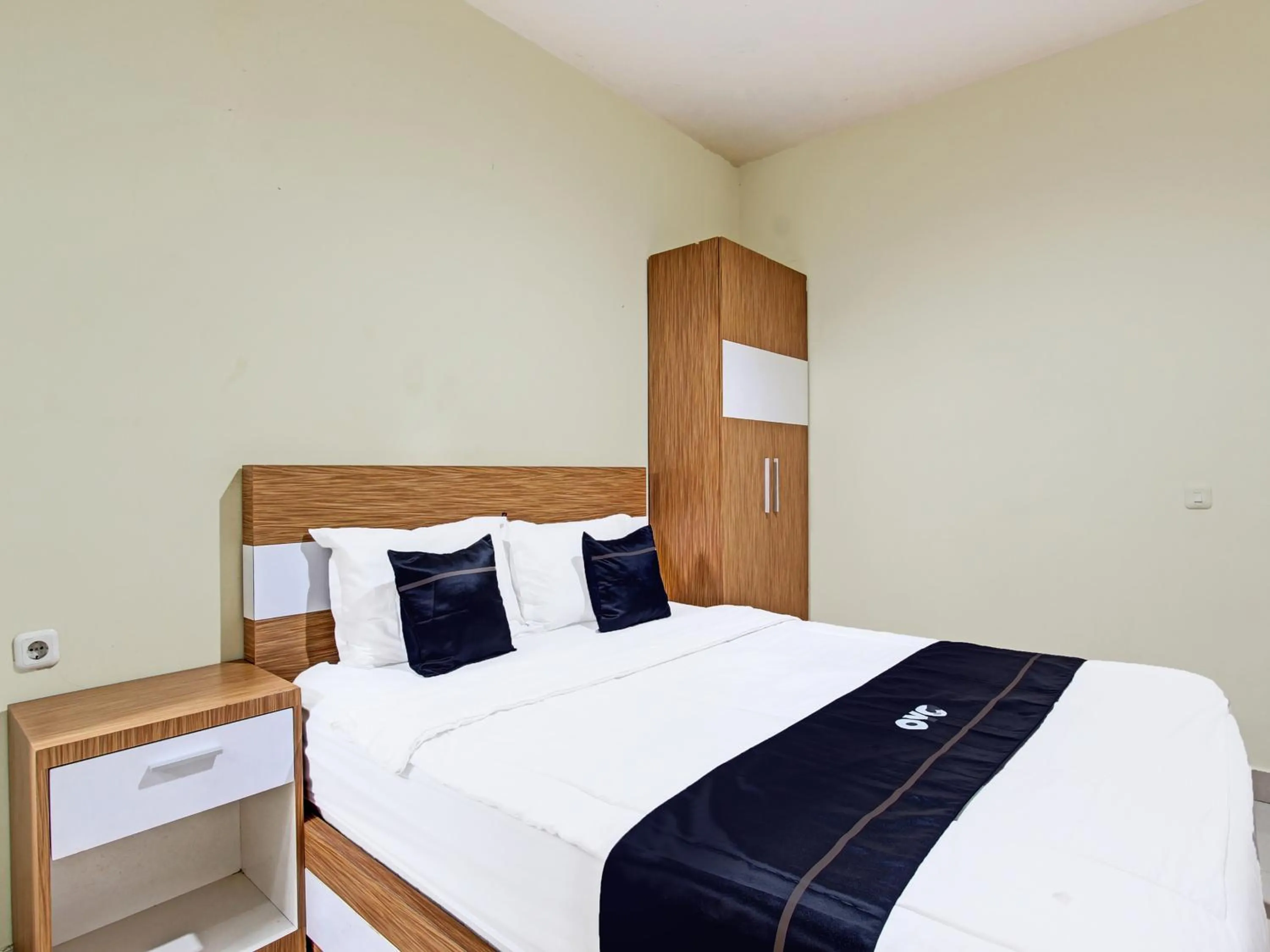 Bedroom in Collection O 90253 DHelomi