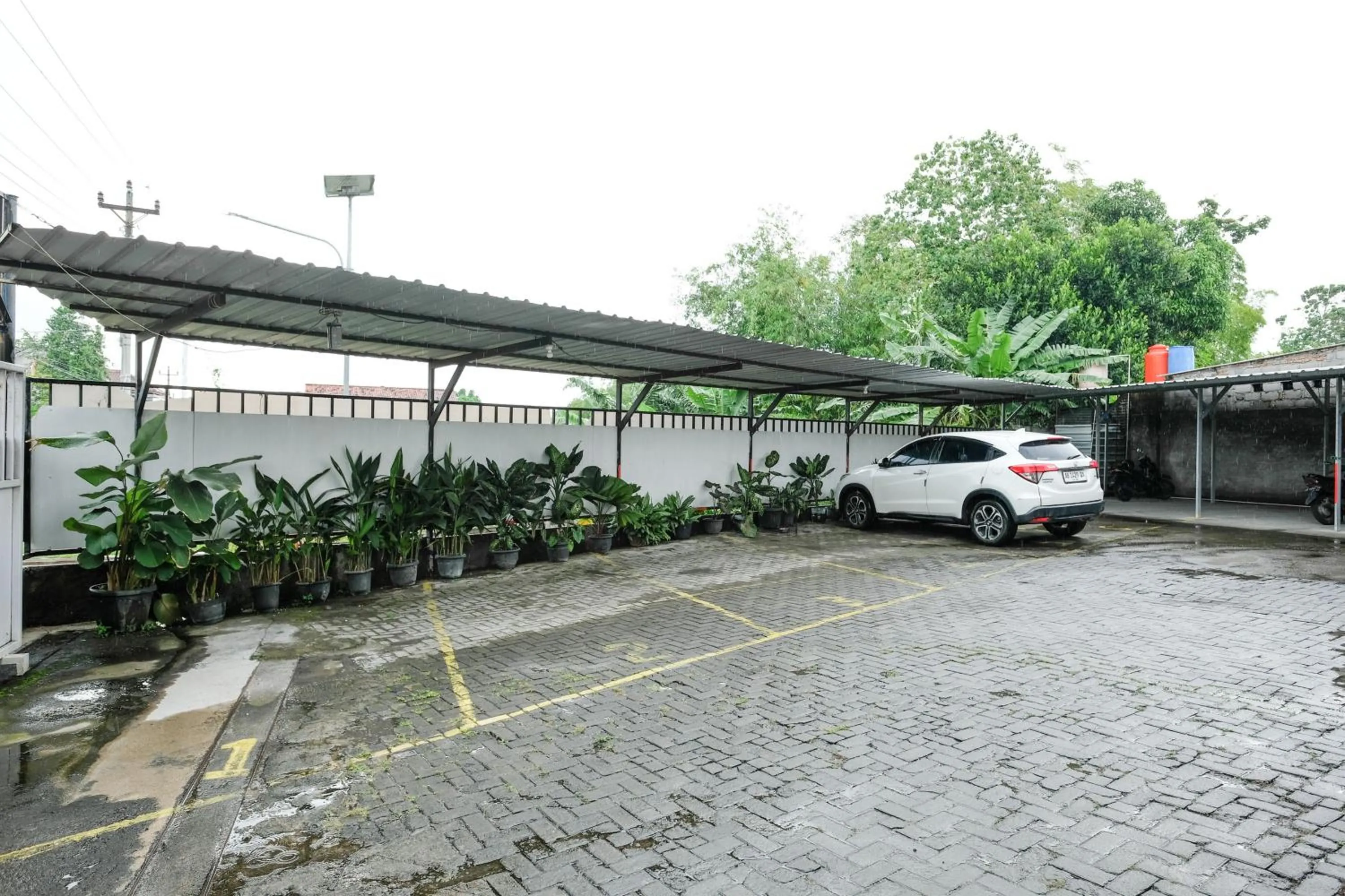 Parking in Urbanview Hotel DHelomi Homestay near UPN Veteran