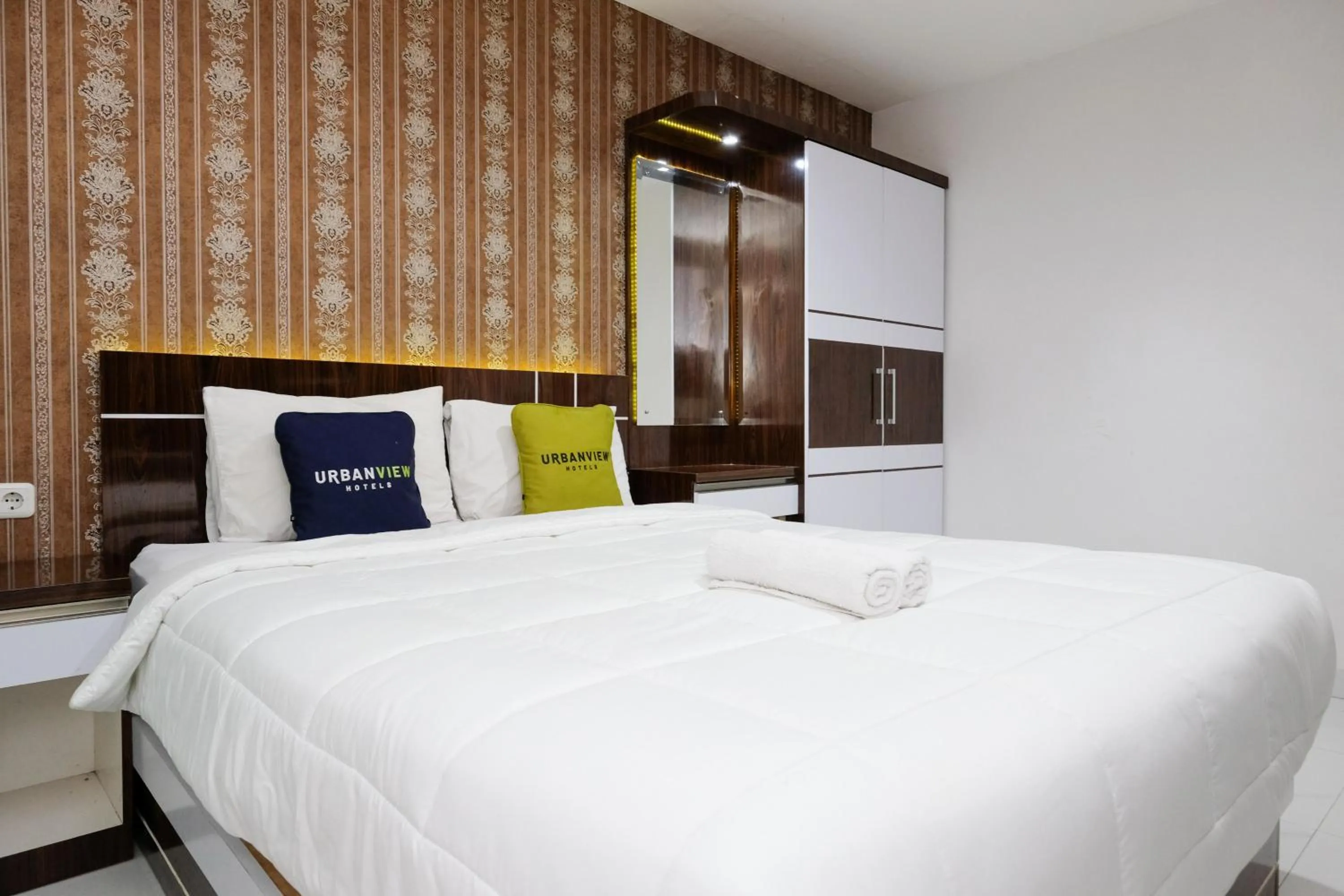 Bedroom, Bed in Urbanview Hotel DHelomi Homestay near UPN Veteran