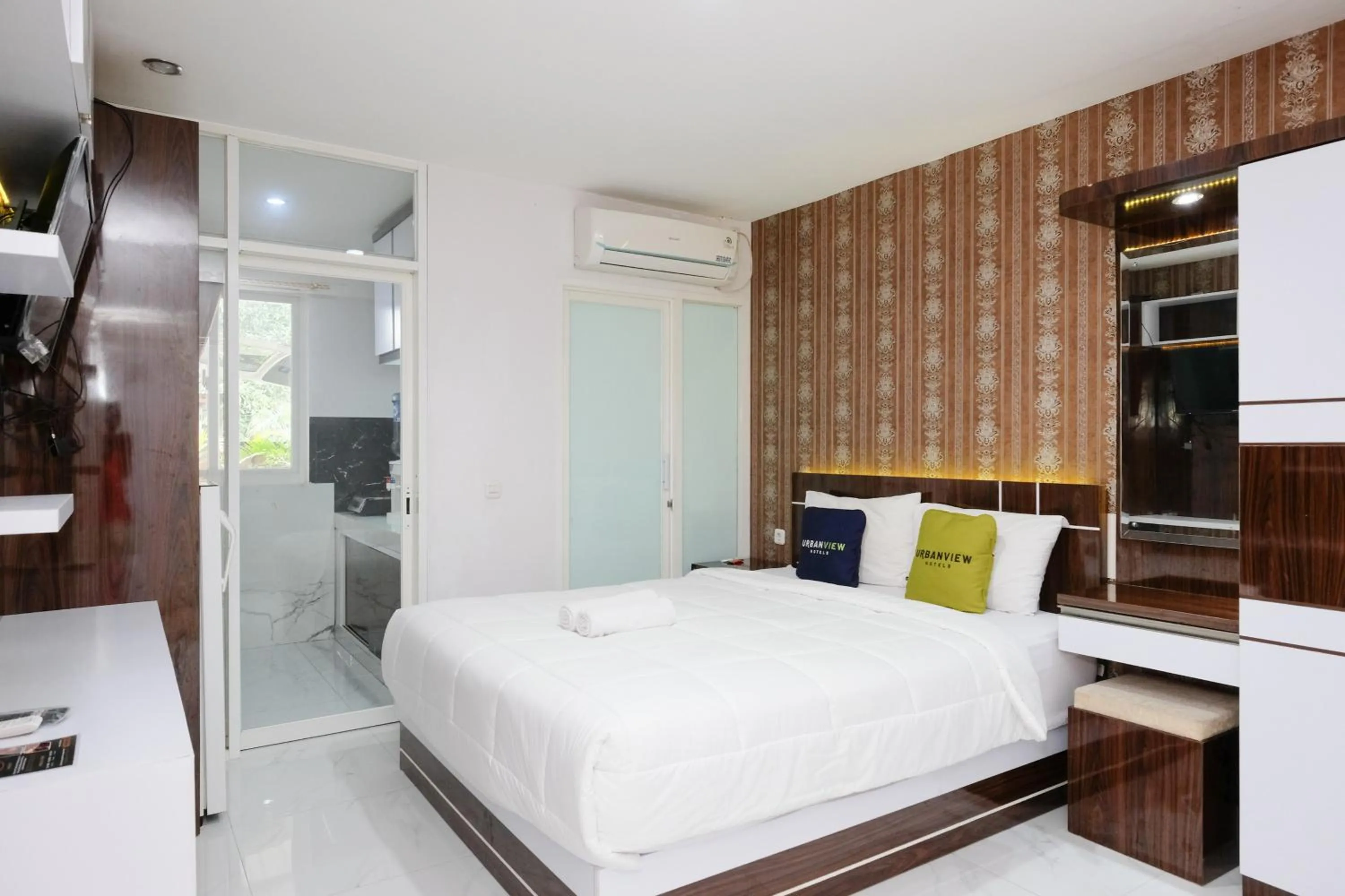 Bedroom, Bed in Urbanview Hotel DHelomi Homestay near UPN Veteran