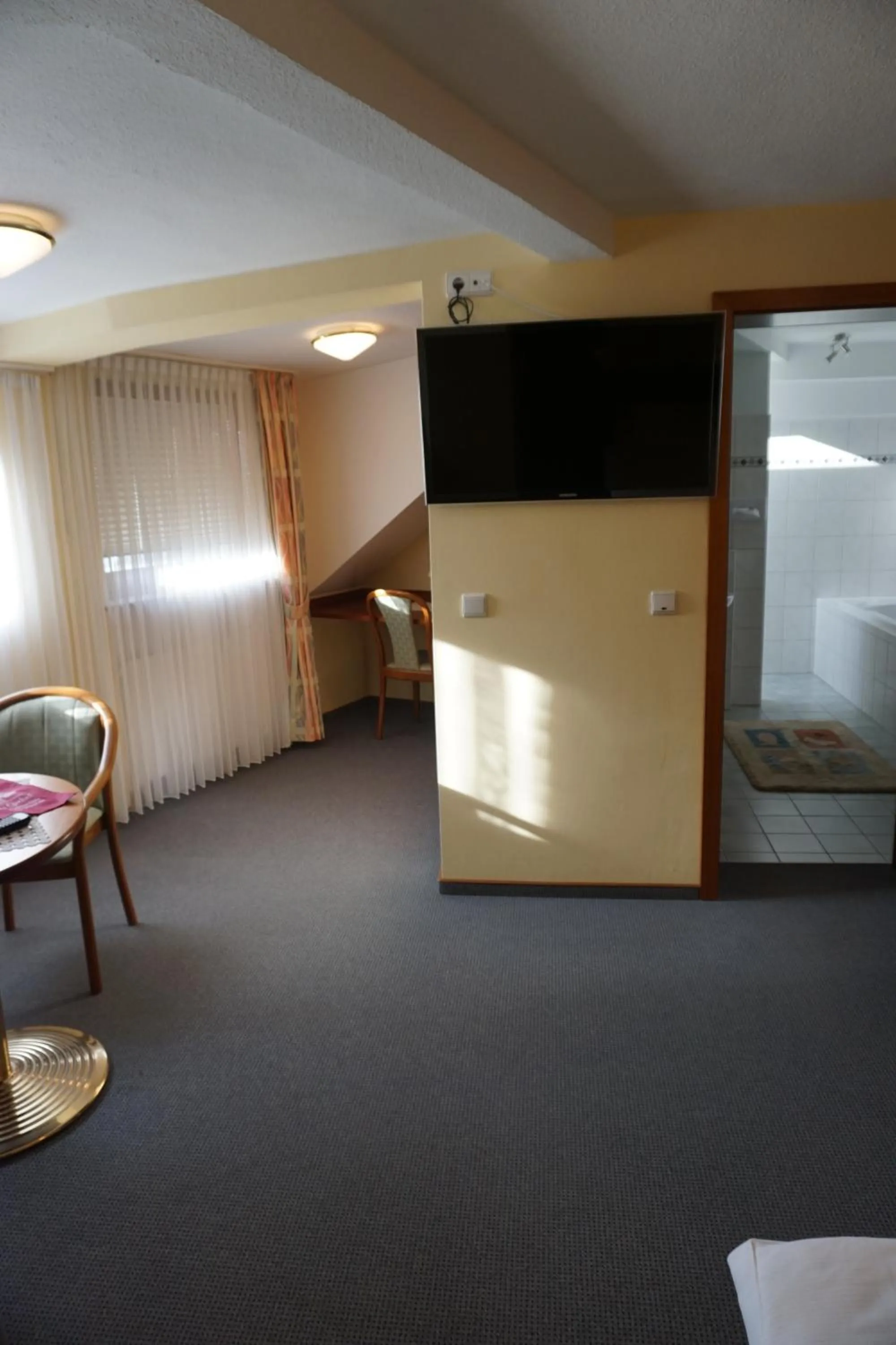 Bedroom in Hotel-Restaurant Weinhaus Grebel