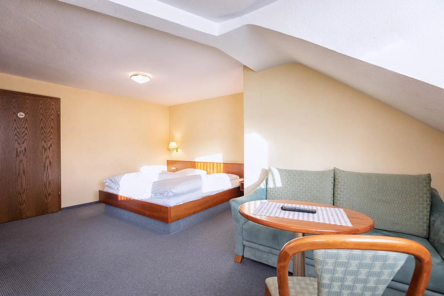 Bedroom in Hotel-Restaurant Weinhaus Grebel