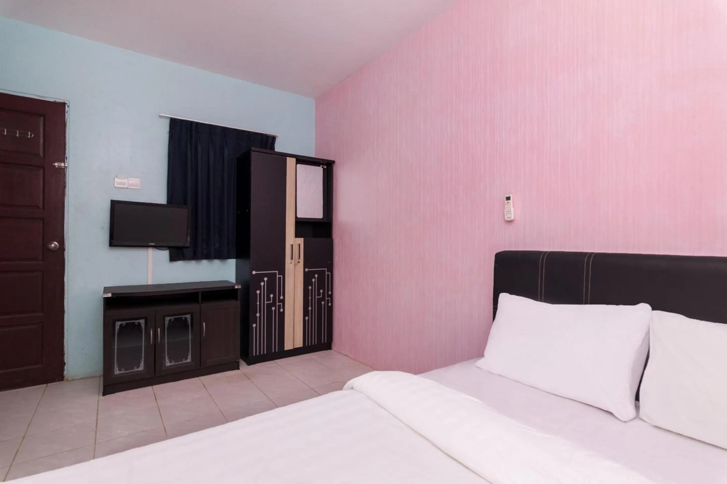 Bedroom, Bed in OYO Life 2466 Galaxy Kost