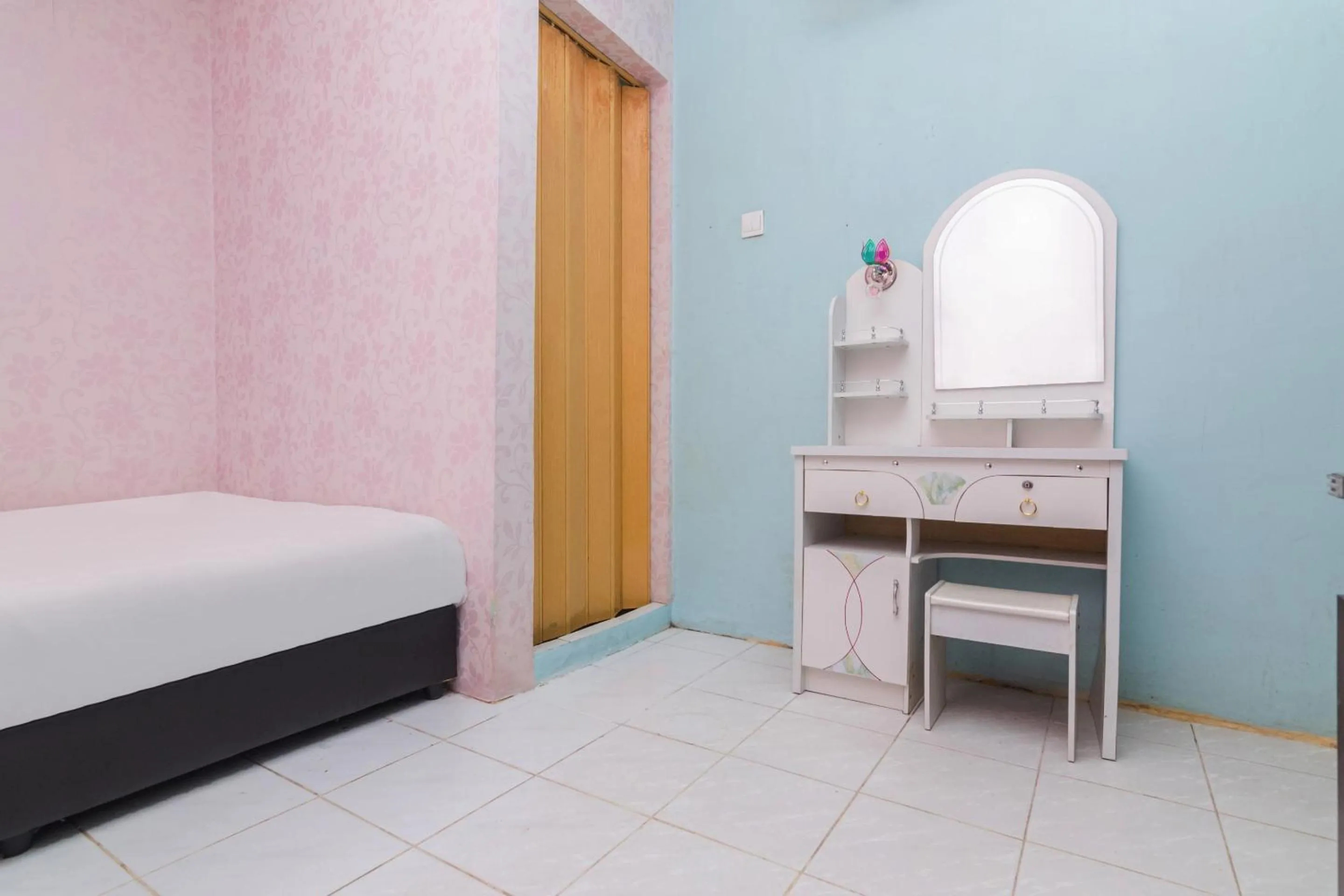 Bedroom, Bed in OYO Life 2466 Galaxy Kost