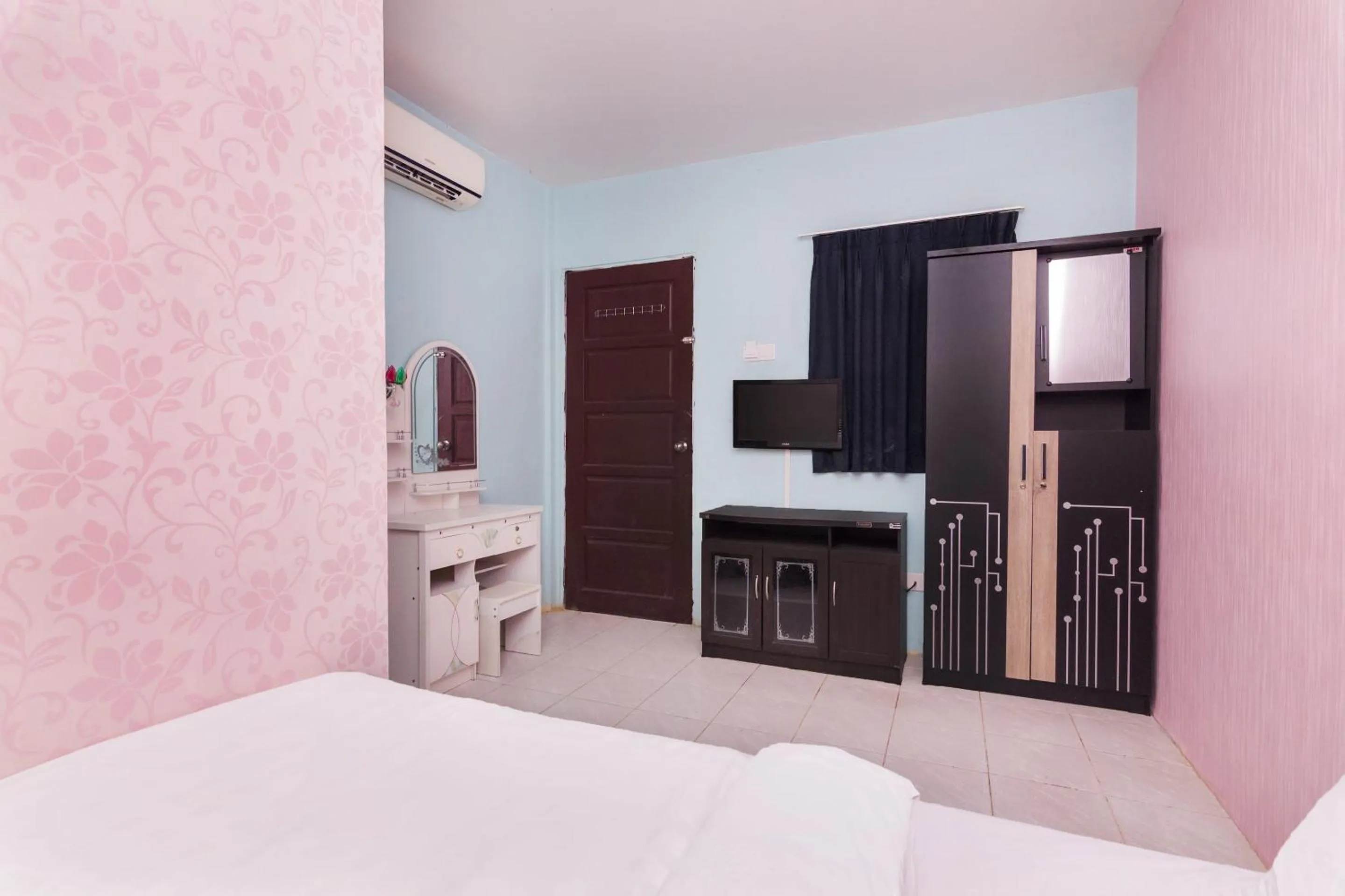 Bedroom, Bed in OYO Life 2466 Galaxy Kost