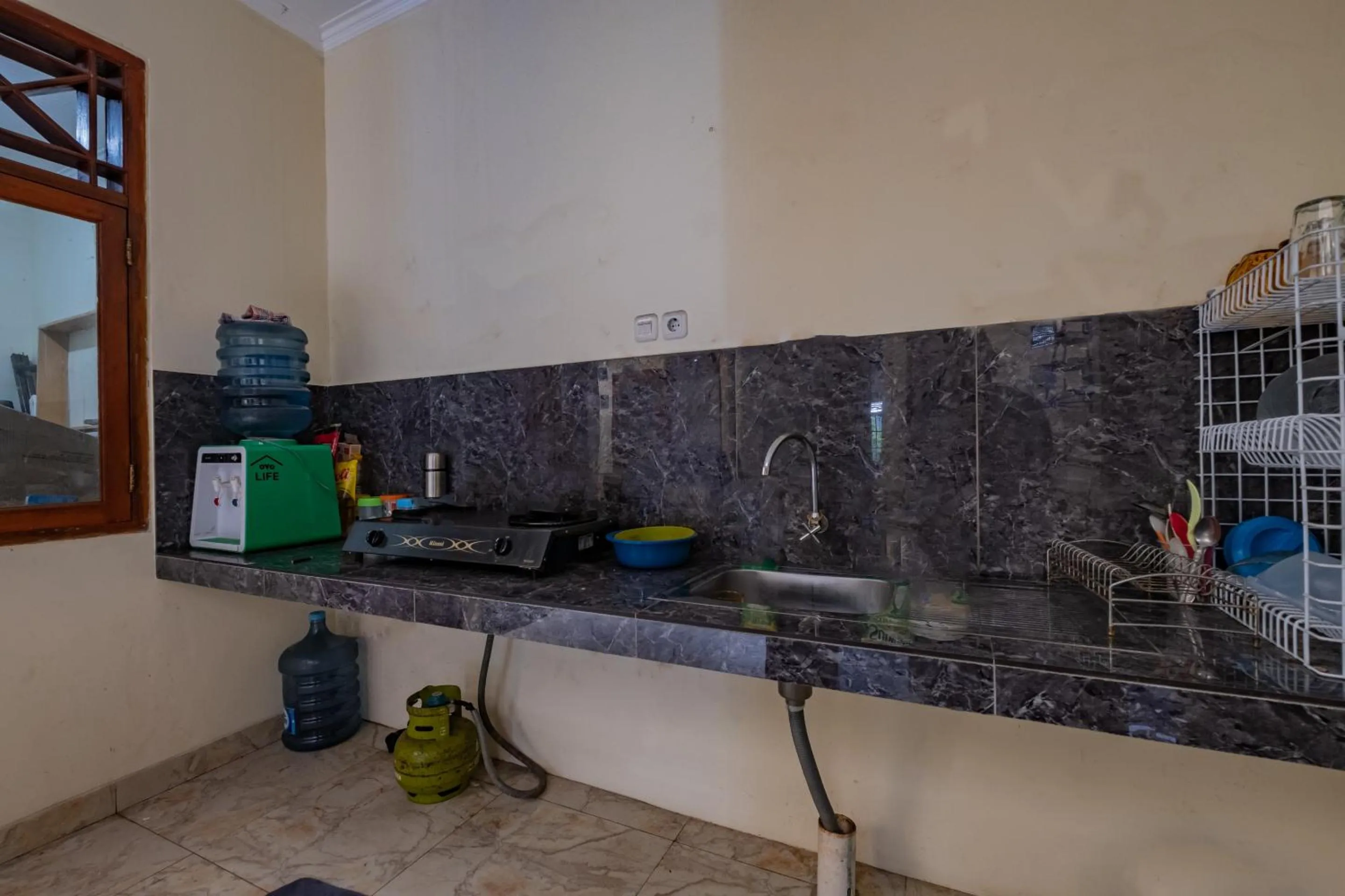 Kitchen or kitchenette in OYO Life 2216 Griya Jakasetia