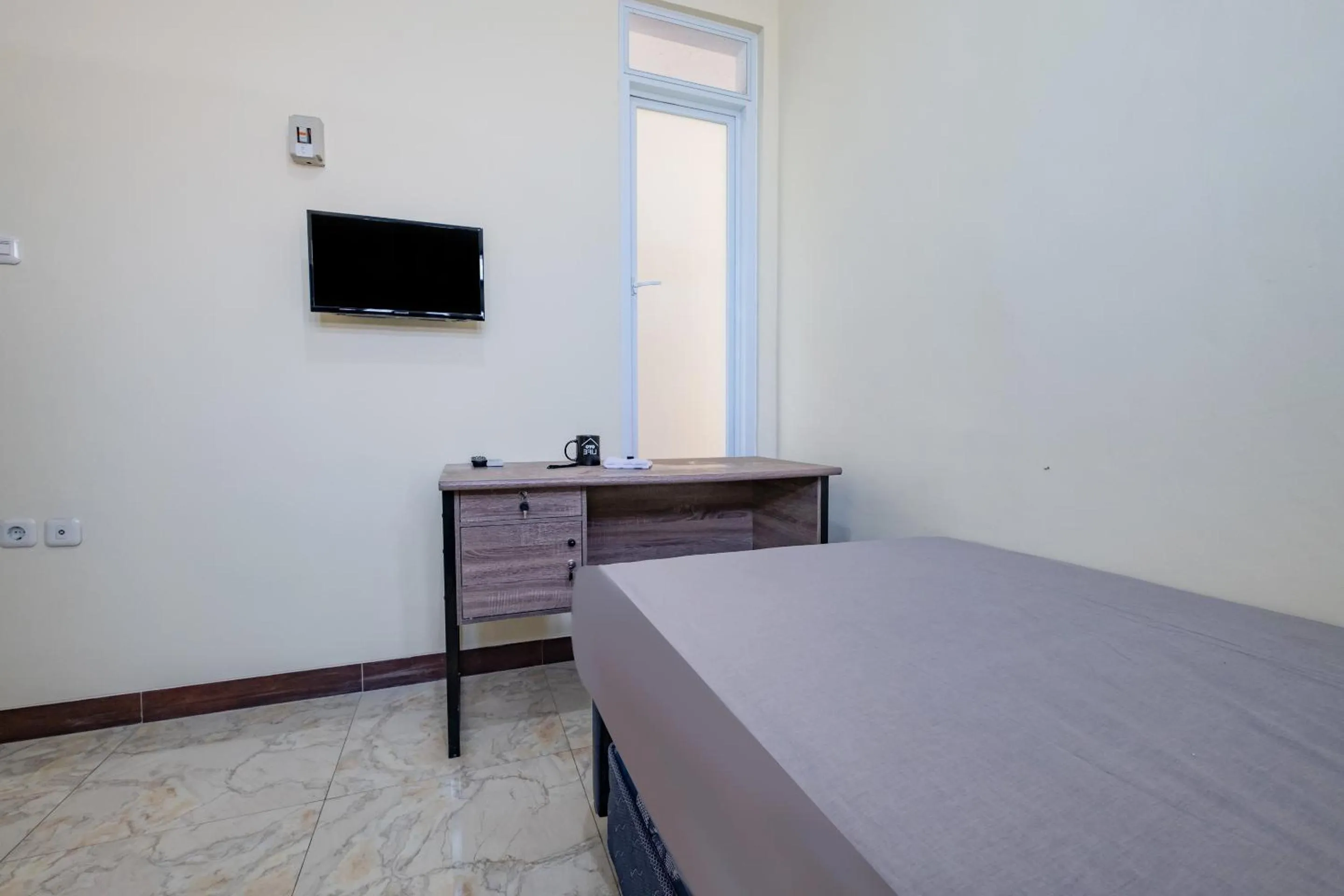 Bedroom in OYO Life 2216 Griya Jakasetia