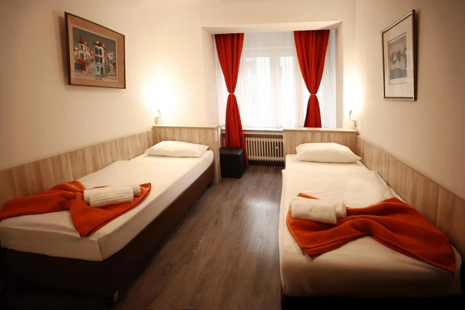 Photo of the whole room, Bed in Hotel Paris