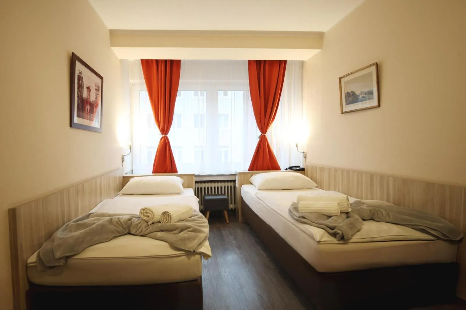 Photo of the whole room, Bed in Hotel Paris